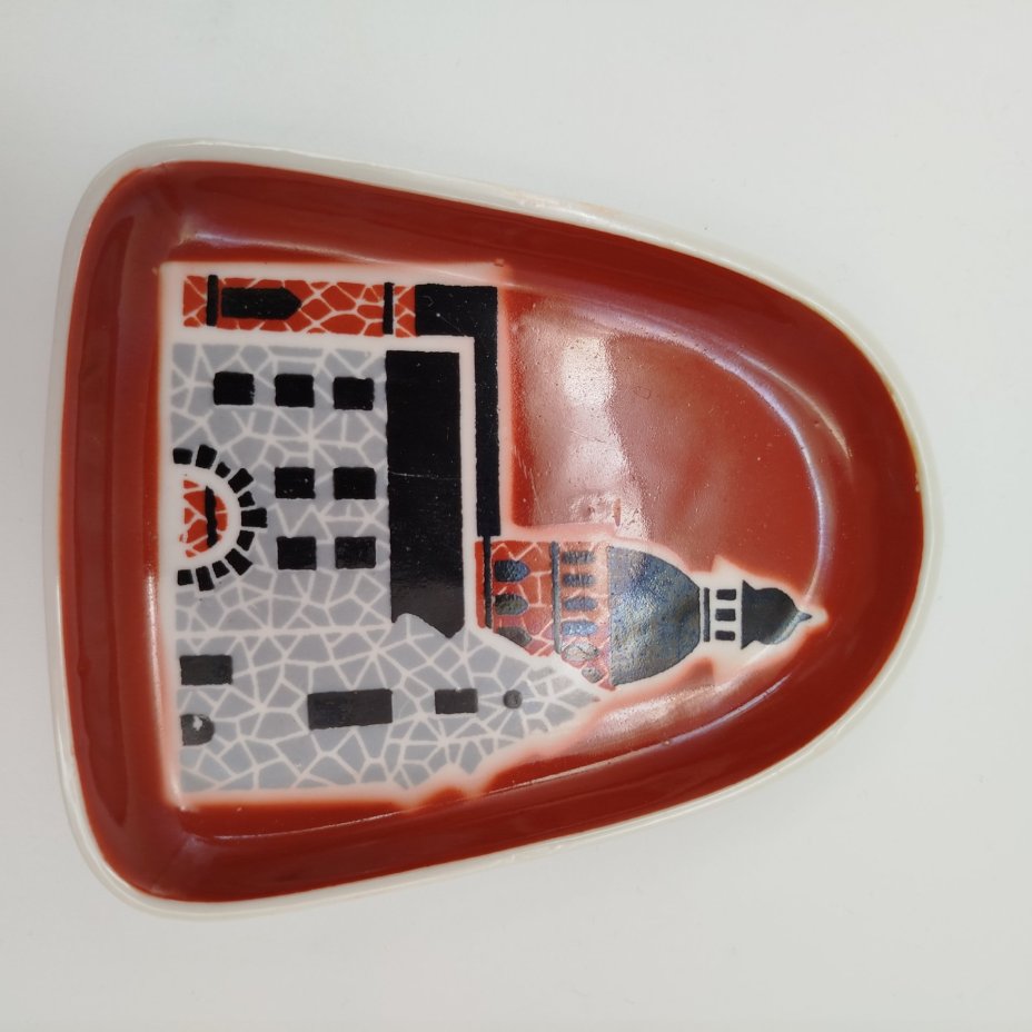 Набор ликерный "Рига" в виде штофа, двух стопок и подставки (пепельницы), фарфор, деколь, крытье, Рижский фарфорово-фаянсовый завод, СССР, 1970-1980 гг.