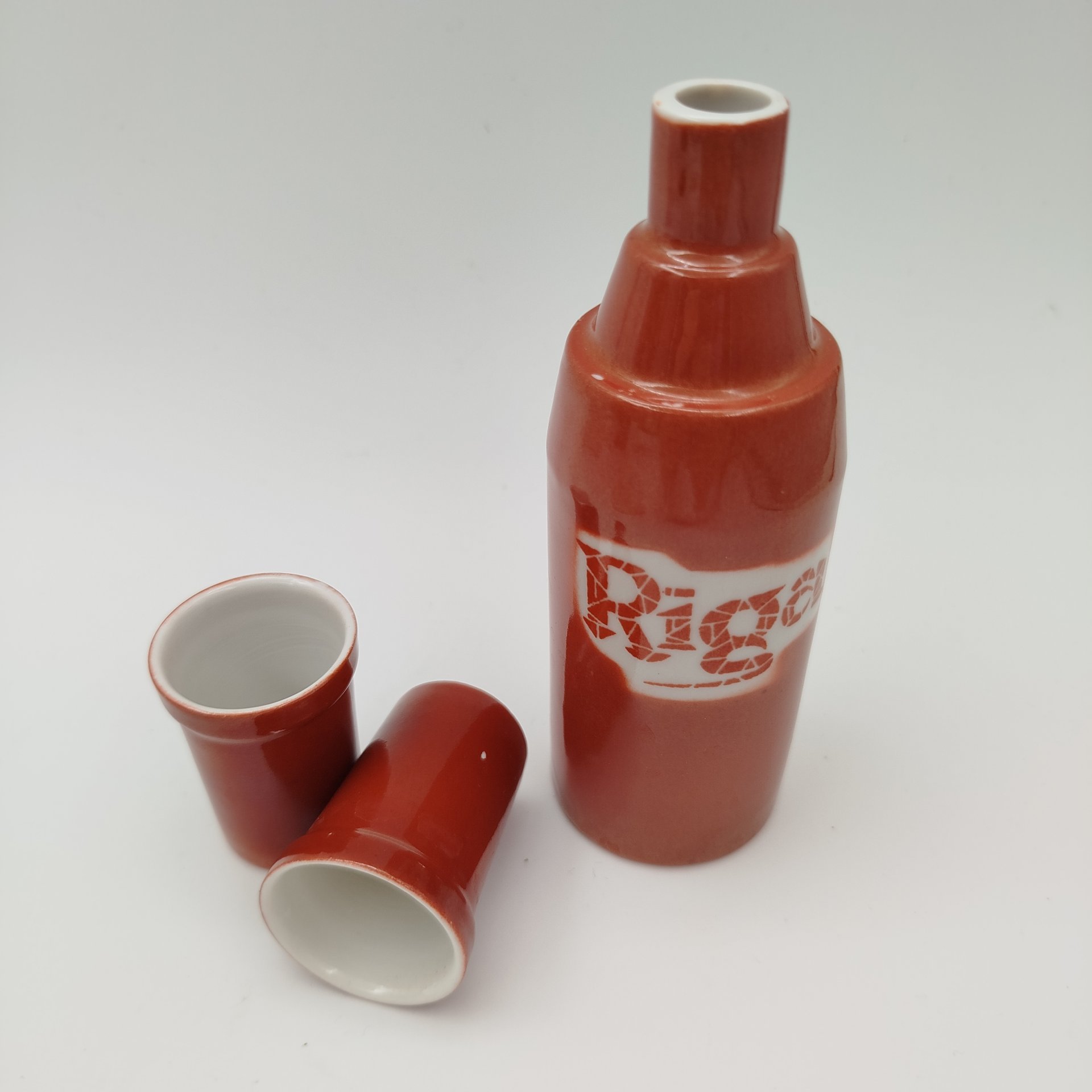 Набор ликерный "Рига" в виде штофа, двух стопок и подставки (пепельницы), фарфор, деколь, крытье, Рижский фарфорово-фаянсовый завод, СССР, 1970-1980 гг.