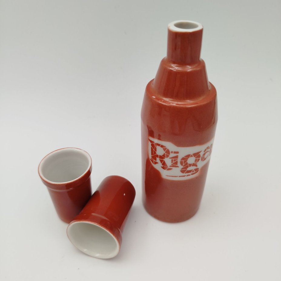 Набор ликерный "Рига" в виде штофа, двух стопок и подставки (пепельницы), фарфор, деколь, крытье, Рижский фарфорово-фаянсовый завод, СССР, 1970-1980 гг.