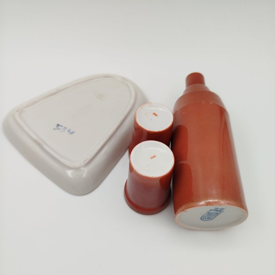 Набор ликерный "Рига" в виде штофа, двух стопок и подставки (пепельницы), фарфор, деколь, крытье, Рижский фарфорово-фаянсовый завод, СССР, 1970-1980 гг.