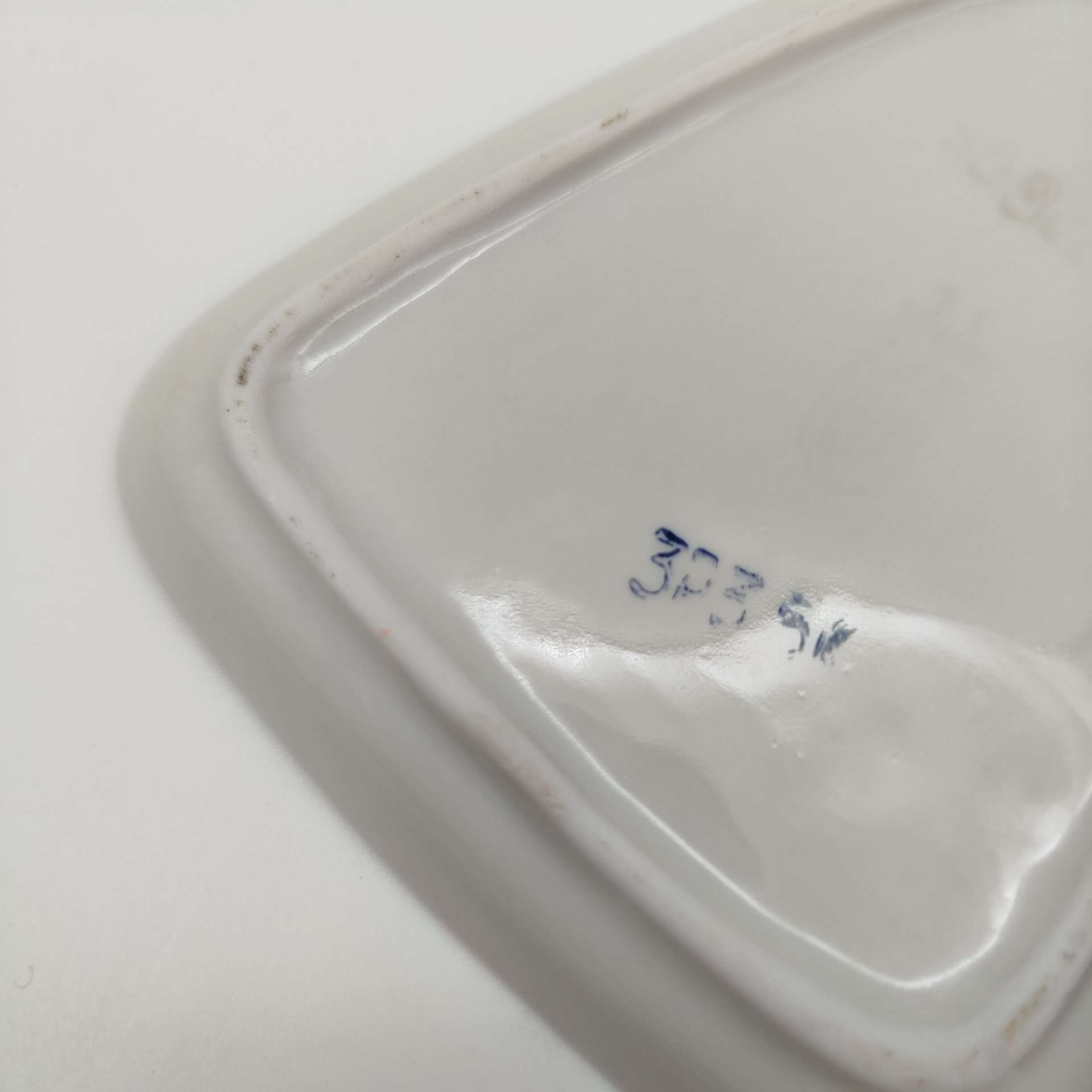 Набор ликерный "Рига" в виде штофа, двух стопок и подставки (пепельницы), фарфор, деколь, крытье, Рижский фарфорово-фаянсовый завод, СССР, 1970-1980 гг.