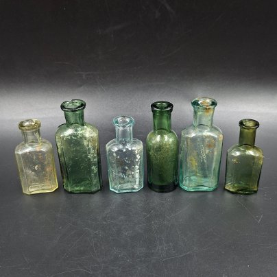 Набор из шести маленьких флаконов различных форм