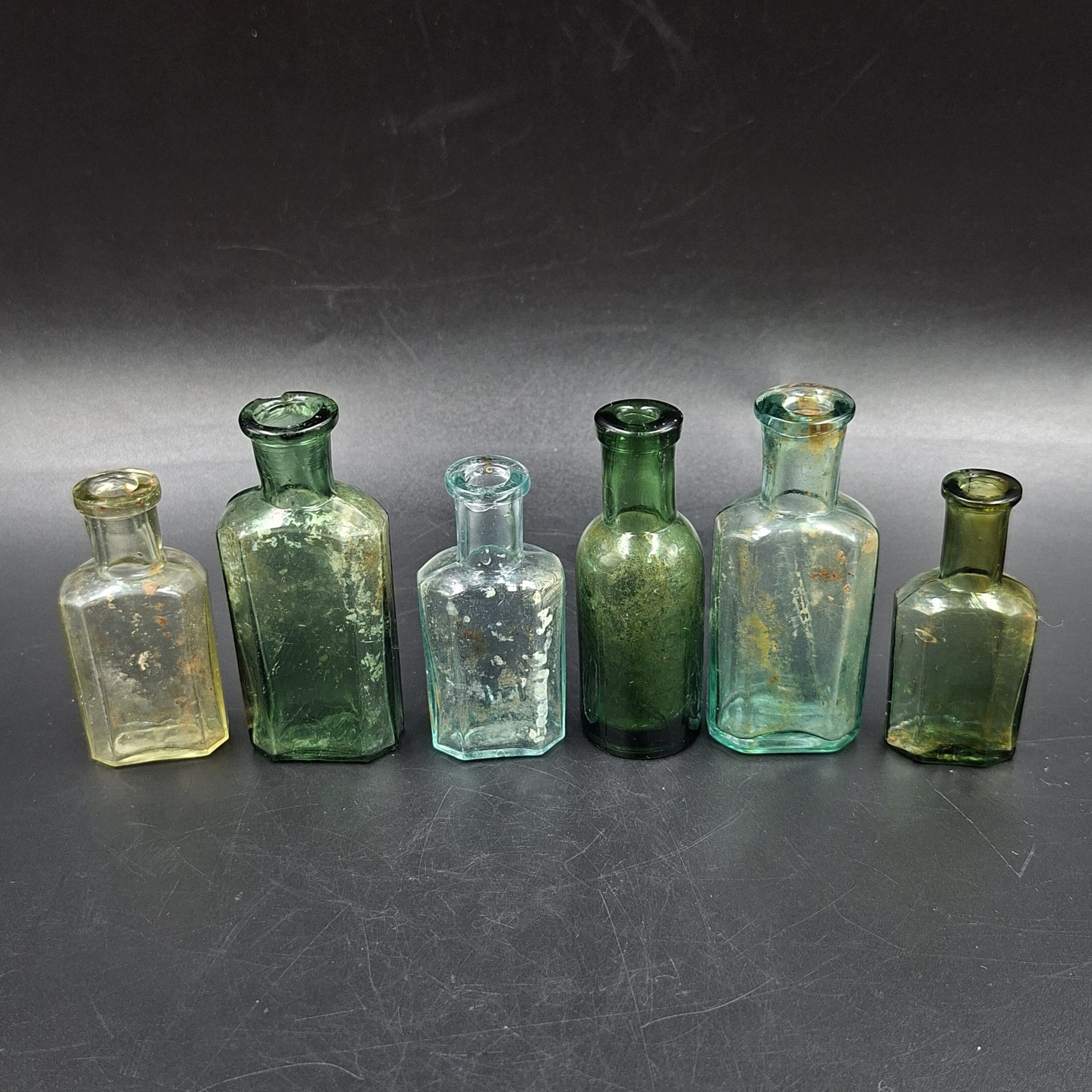 Набор из шести маленьких флаконов различных форм