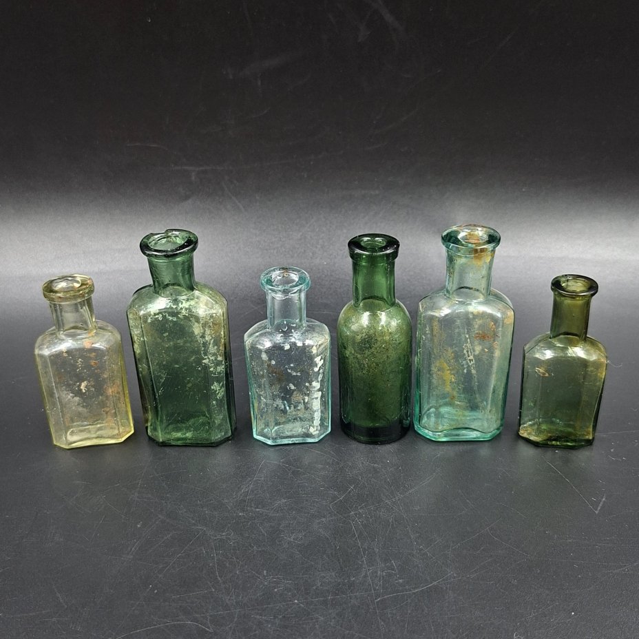 Набор из шести маленьких флаконов различных форм, цветное стекло, Европа, 1900-1940 гг.