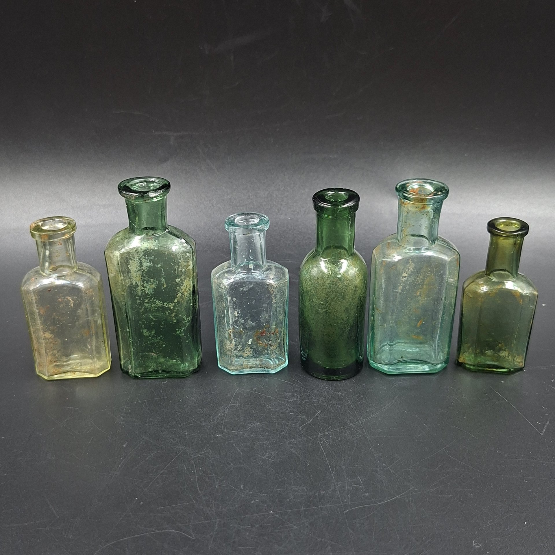 Набор из шести маленьких флаконов различных форм