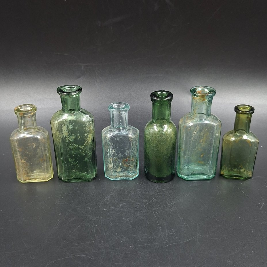 Набор из шести маленьких флаконов различных форм