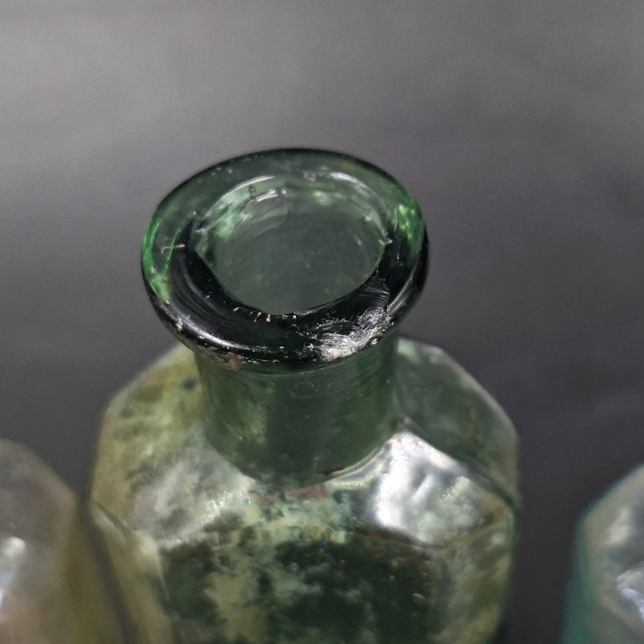 Набор из шести маленьких флаконов различных форм