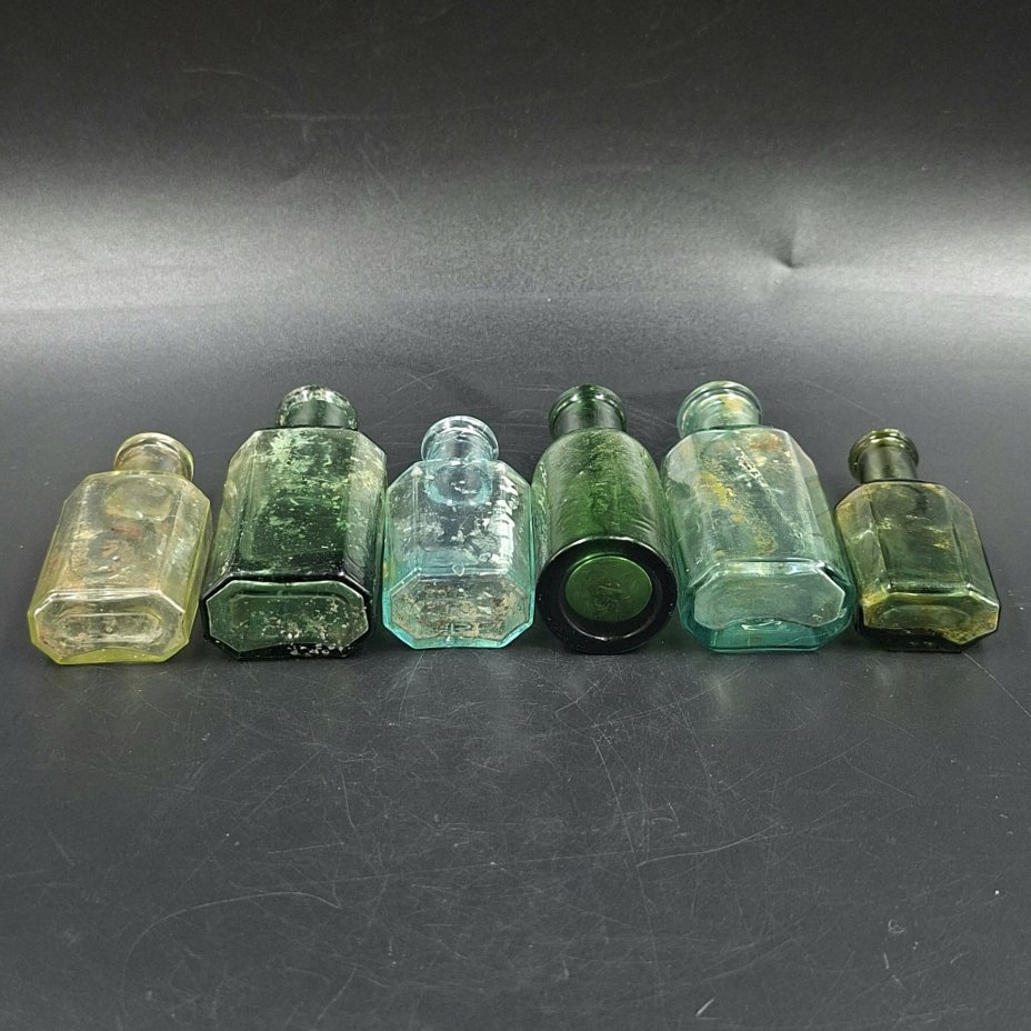 Набор из шести маленьких флаконов различных форм