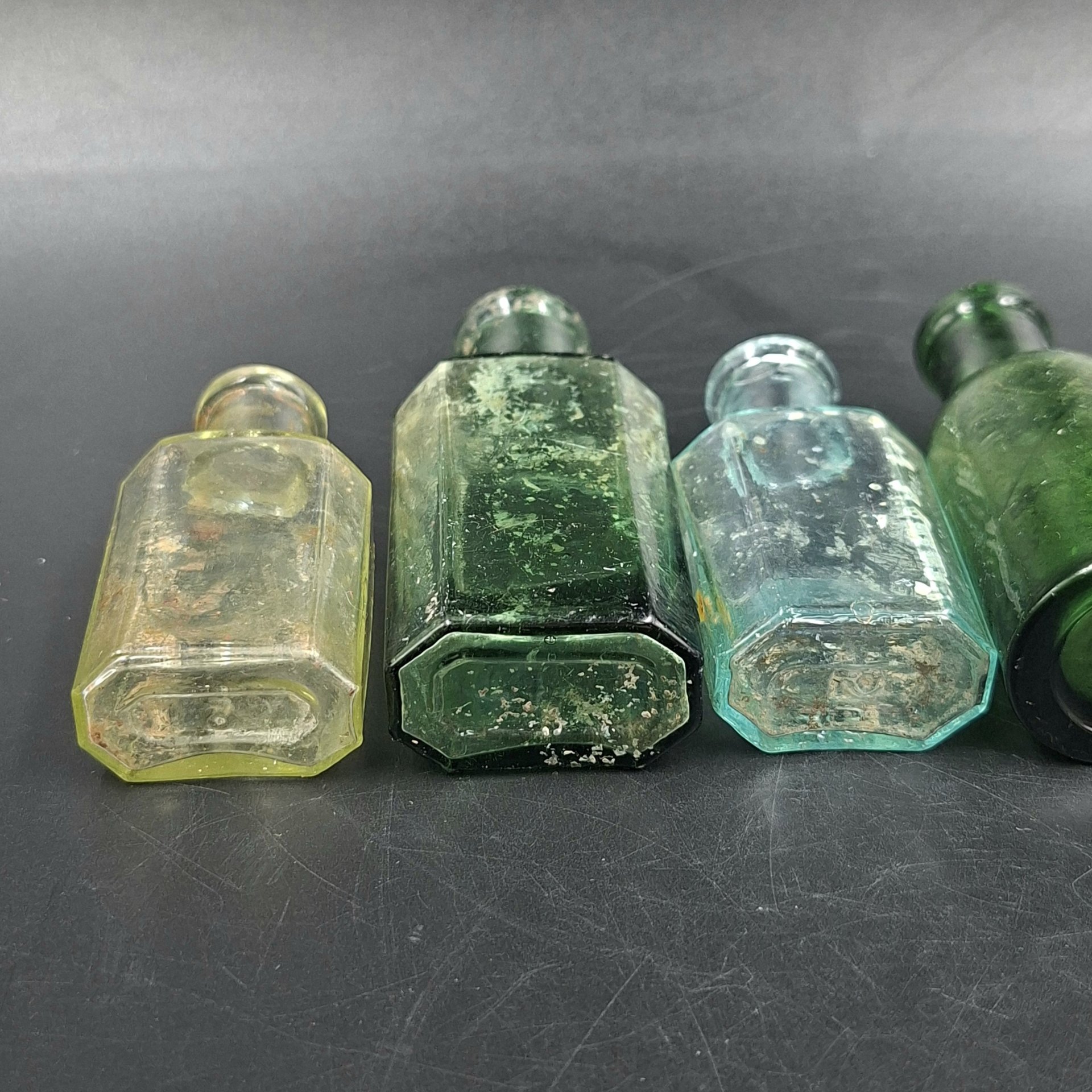 Набор из шести маленьких флаконов различных форм