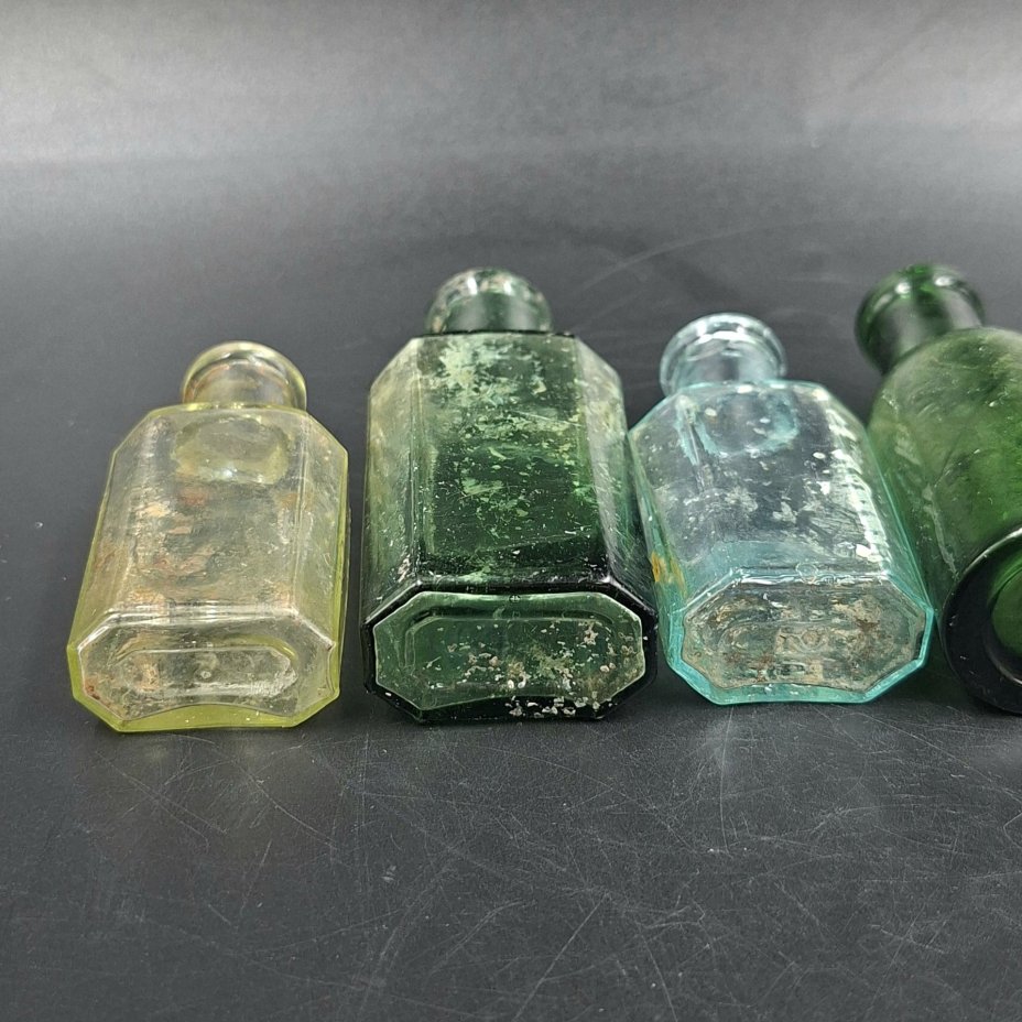 Набор из шести маленьких флаконов различных форм