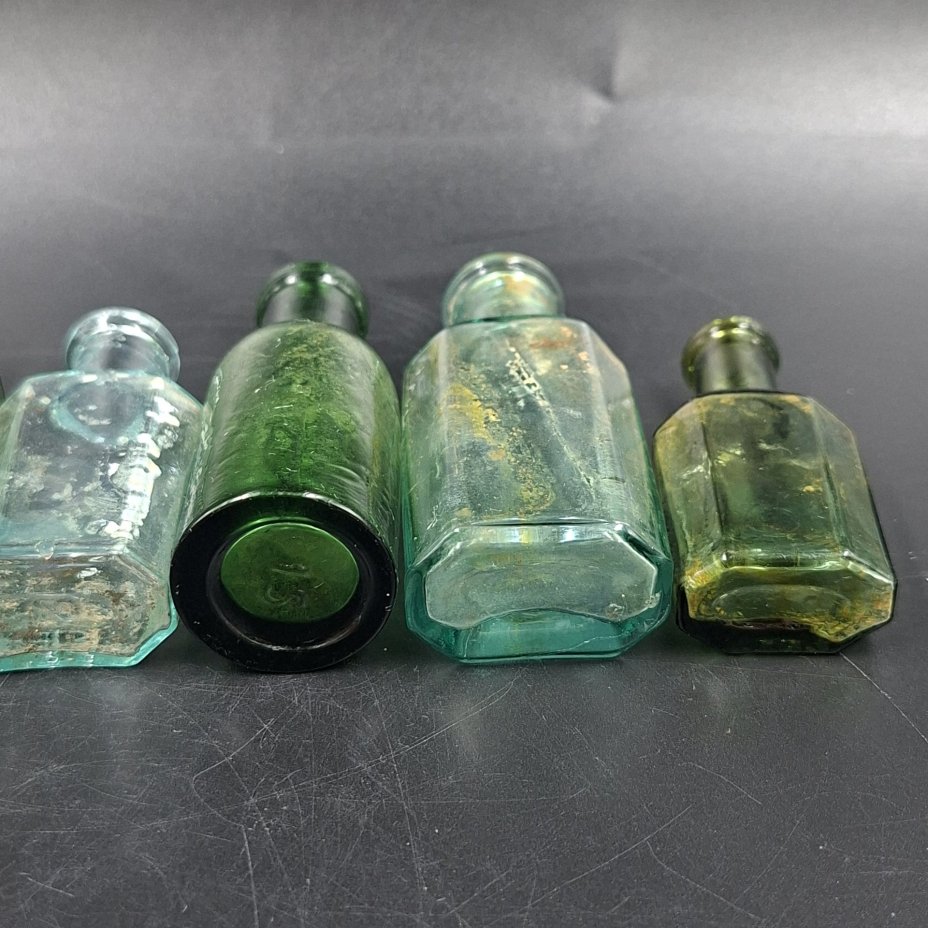 Набор из шести маленьких флаконов различных форм