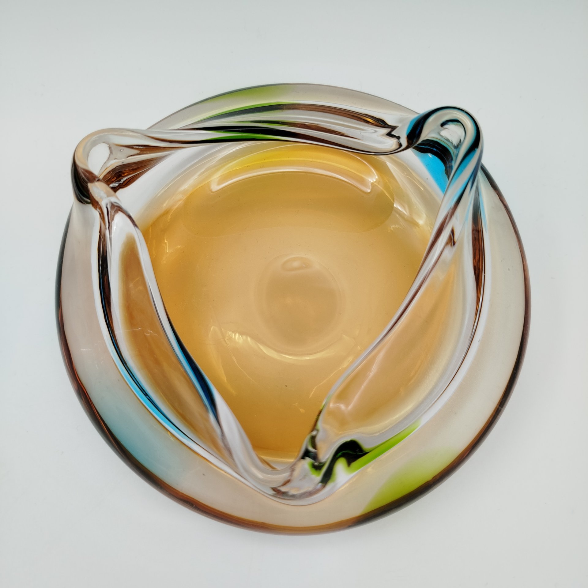 Пепельница необычной формы в янтарно-зелёной гамме, цветное стекло, гутная техника, Чехословакия, 1970-1990 гг.