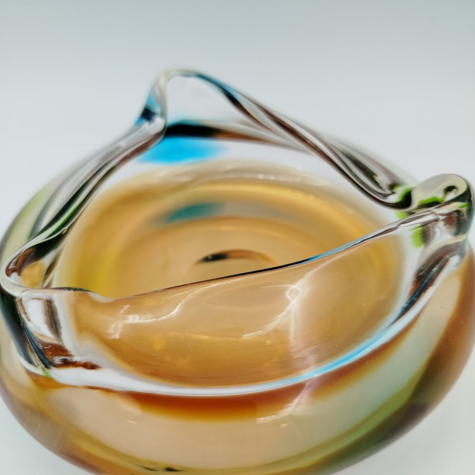 Пепельница необычной формы в янтарно-зелёной гамме