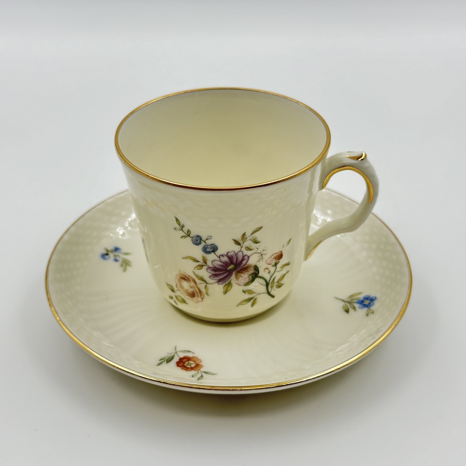 Пара кофейная с цветочным декором, фарфор, деколь, золочение, Royal Copenhagen, Дания, 1951-1952 гг., Royal Copenhagen