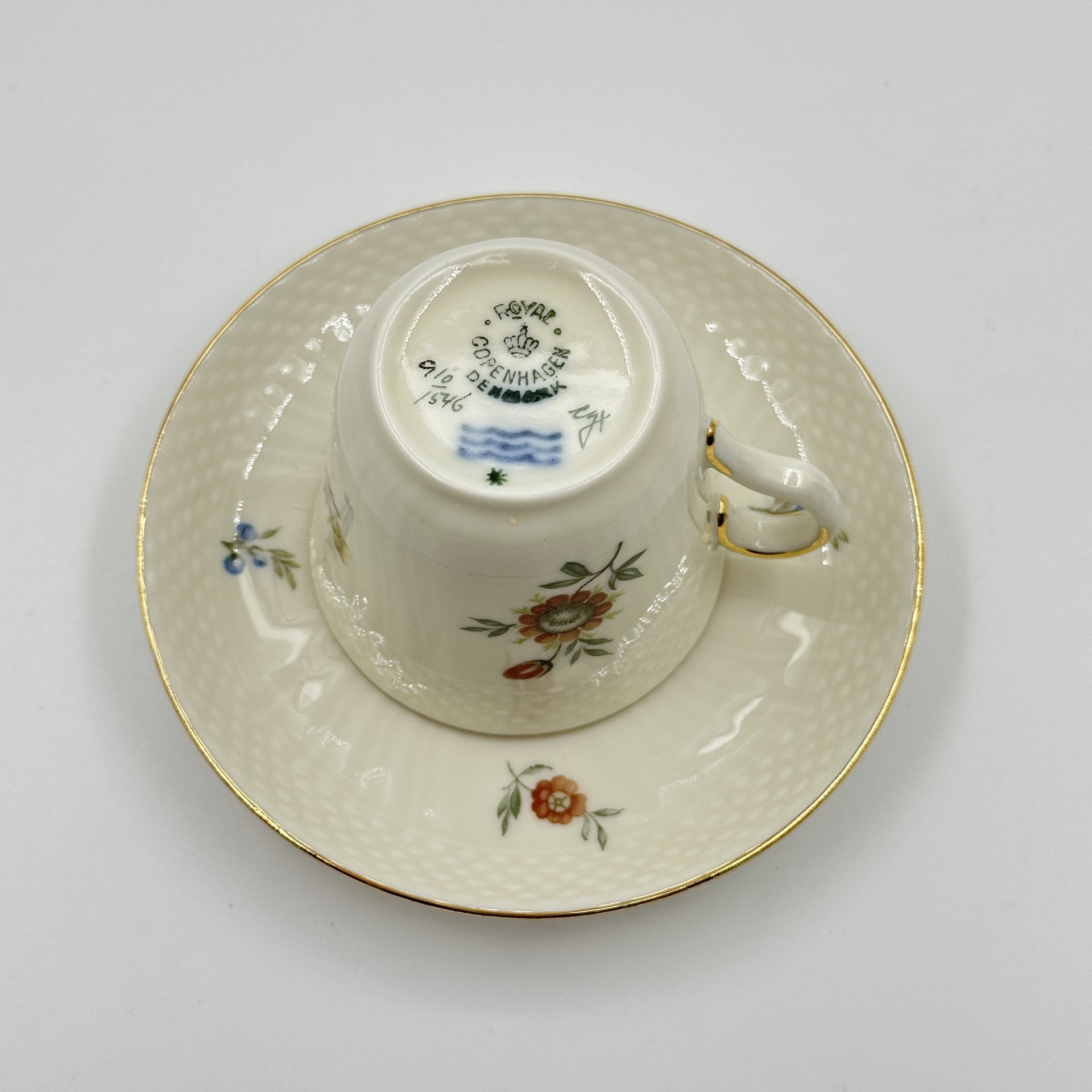 Пара кофейная с цветочным декором, фарфор, деколь, золочение, Royal Copenhagen, Дания, 1951-1952 гг., Royal Copenhagen