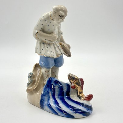 Статуэтка "Старик и золотая рыбка", автор Л.П. Азарова, фарфор, роспись, золочение, Турыгинский фарфоровый завод артели «Художественная керамика» (Гжель), СССР, 1950-1960 гг.