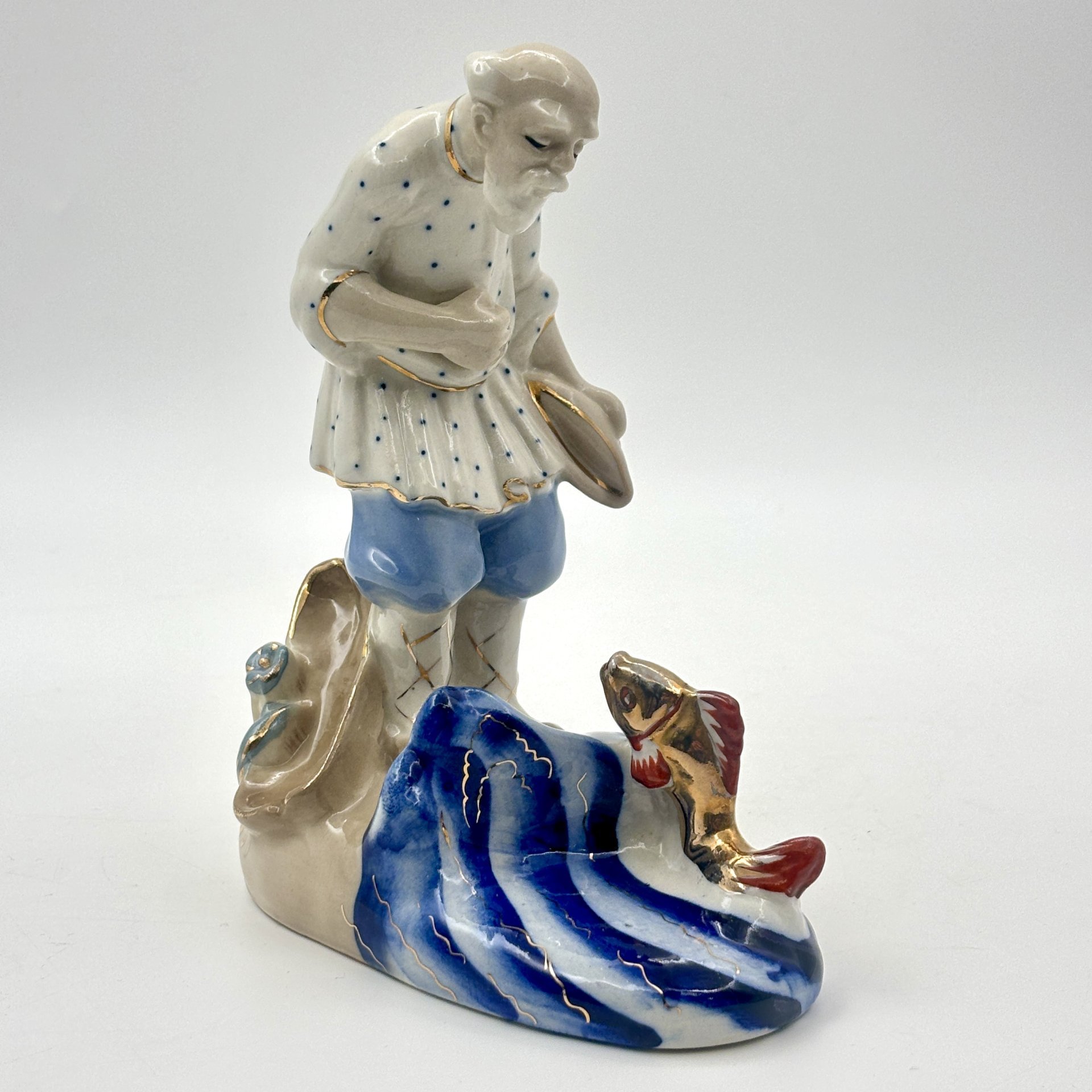 Статуэтка "Старик и золотая рыбка", автор Л.П. Азарова, фарфор, роспись, золочение, Турыгинский фарфоровый завод артели «Художественная керамика» (Гжель), СССР, 1950-1960 гг.