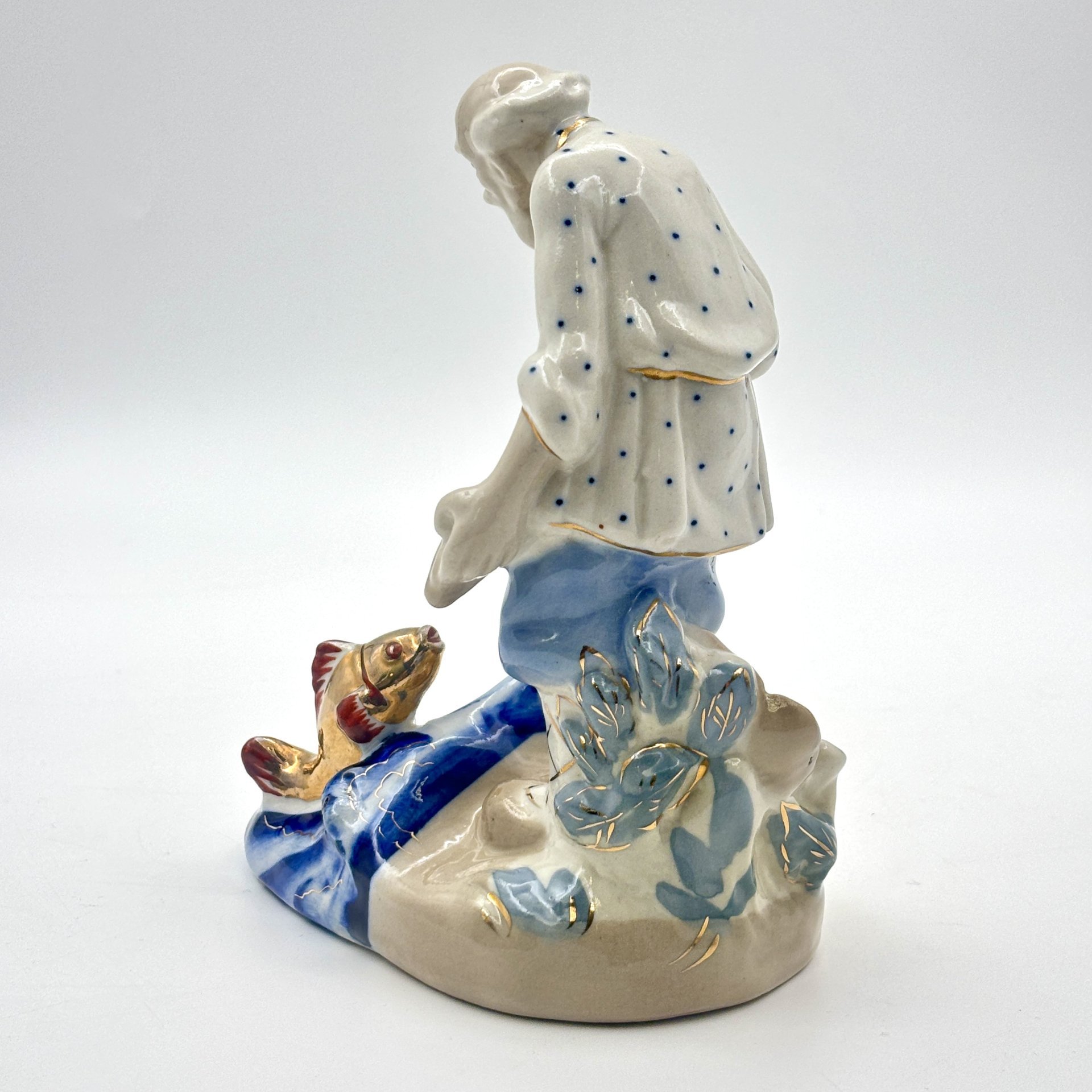 Статуэтка "Старик и золотая рыбка", автор Л.П. Азарова, фарфор, роспись, золочение, Турыгинский фарфоровый завод артели «Художественная керамика» (Гжель), СССР, 1950-1960 гг.