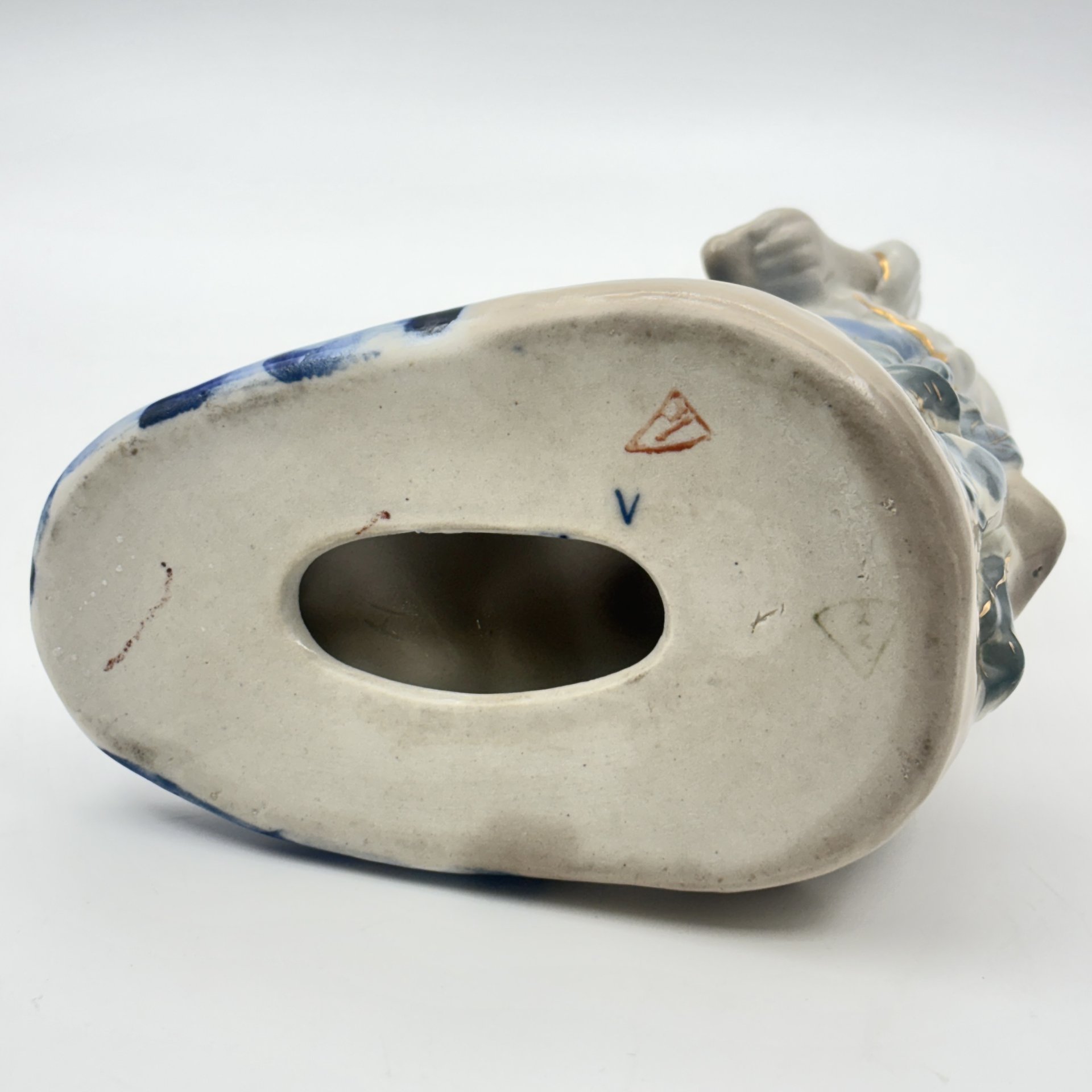 Статуэтка "Старик и золотая рыбка", автор Л.П. Азарова, фарфор, роспись, золочение, Турыгинский фарфоровый завод артели «Художественная керамика» (Гжель), СССР, 1950-1960 гг.