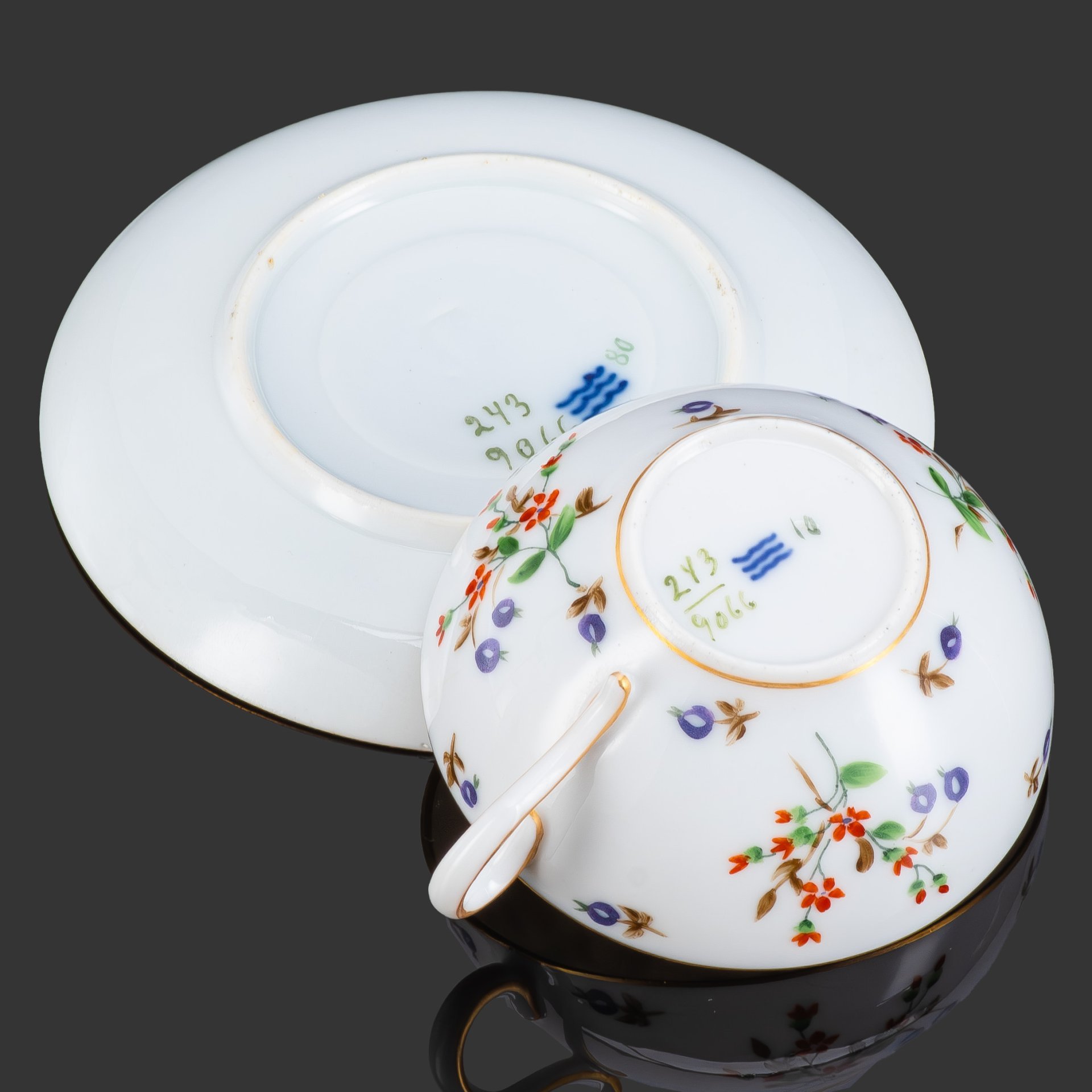 Пара кофейная, украшенная цветочным декором, Royal Copenhagen