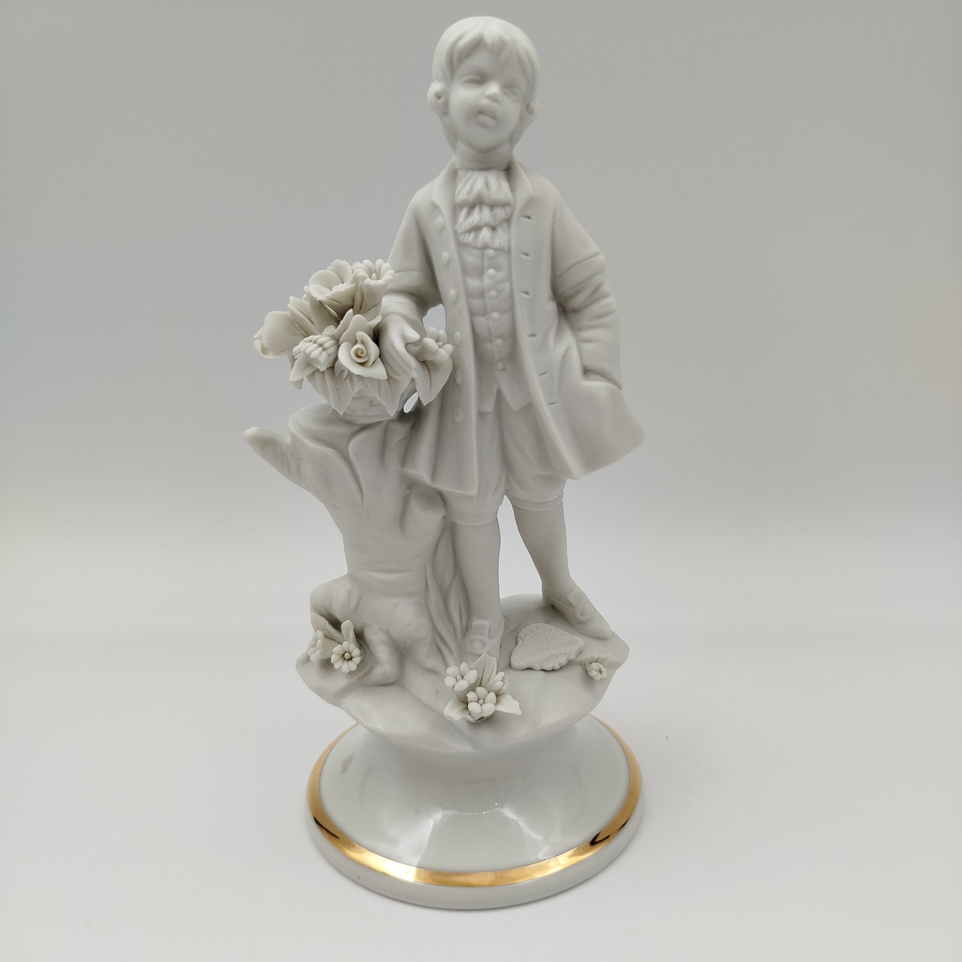 Статуэтка "Юный кавалер с букетом цветов", бисквит, золочение, Capodimonte (Каподимонте), Италия, 1970-1990 гг.