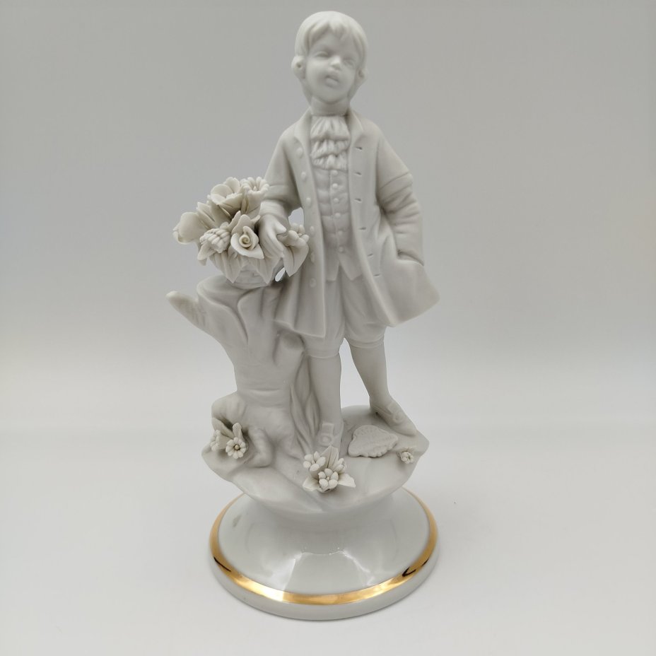 Статуэтка "Юный кавалер с букетом цветов", бисквит, золочение, Capodimonte (Каподимонте), Италия, 1970-1990 гг.