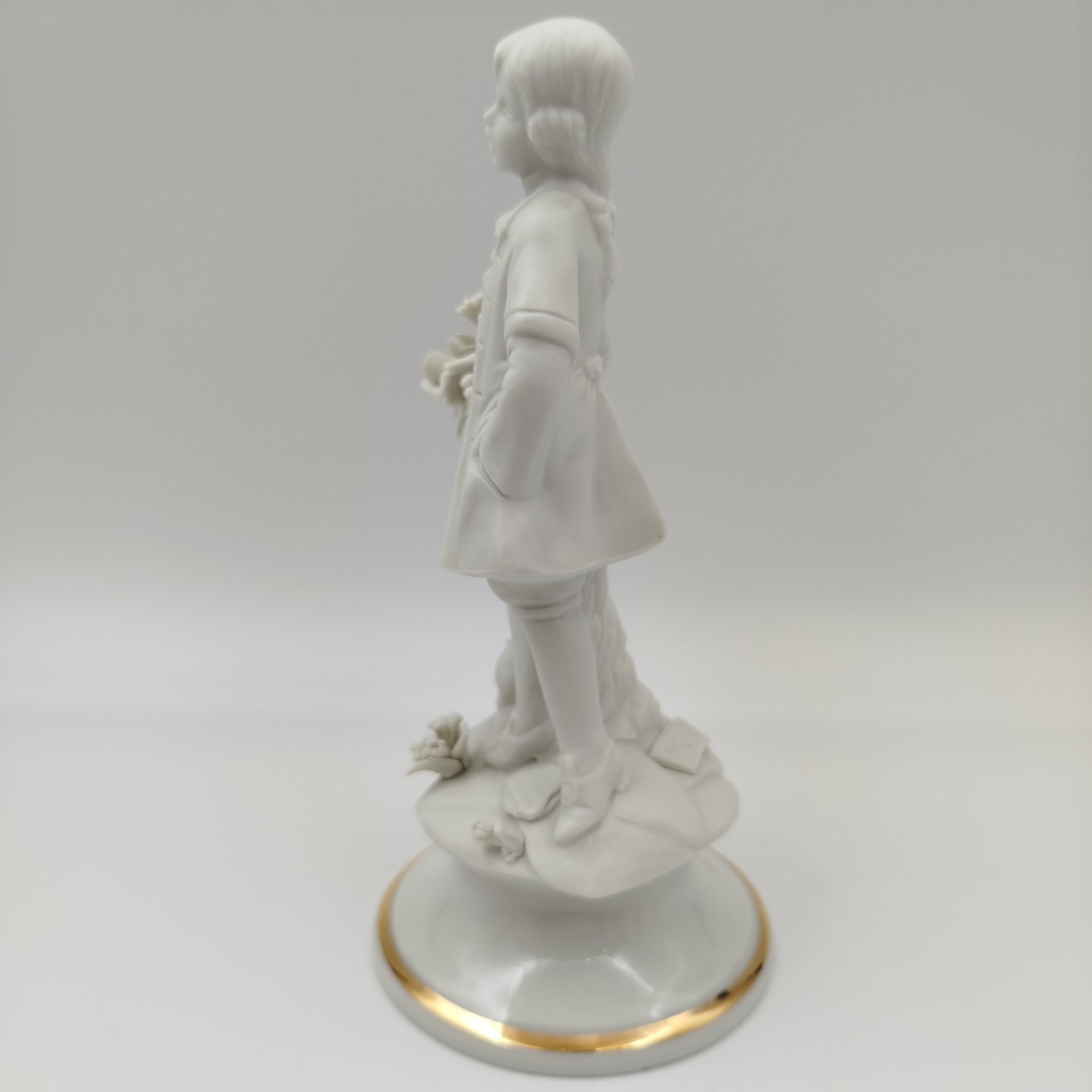 Статуэтка "Юный кавалер с букетом цветов", бисквит, золочение, Capodimonte (Каподимонте), Италия, 1970-1990 гг.