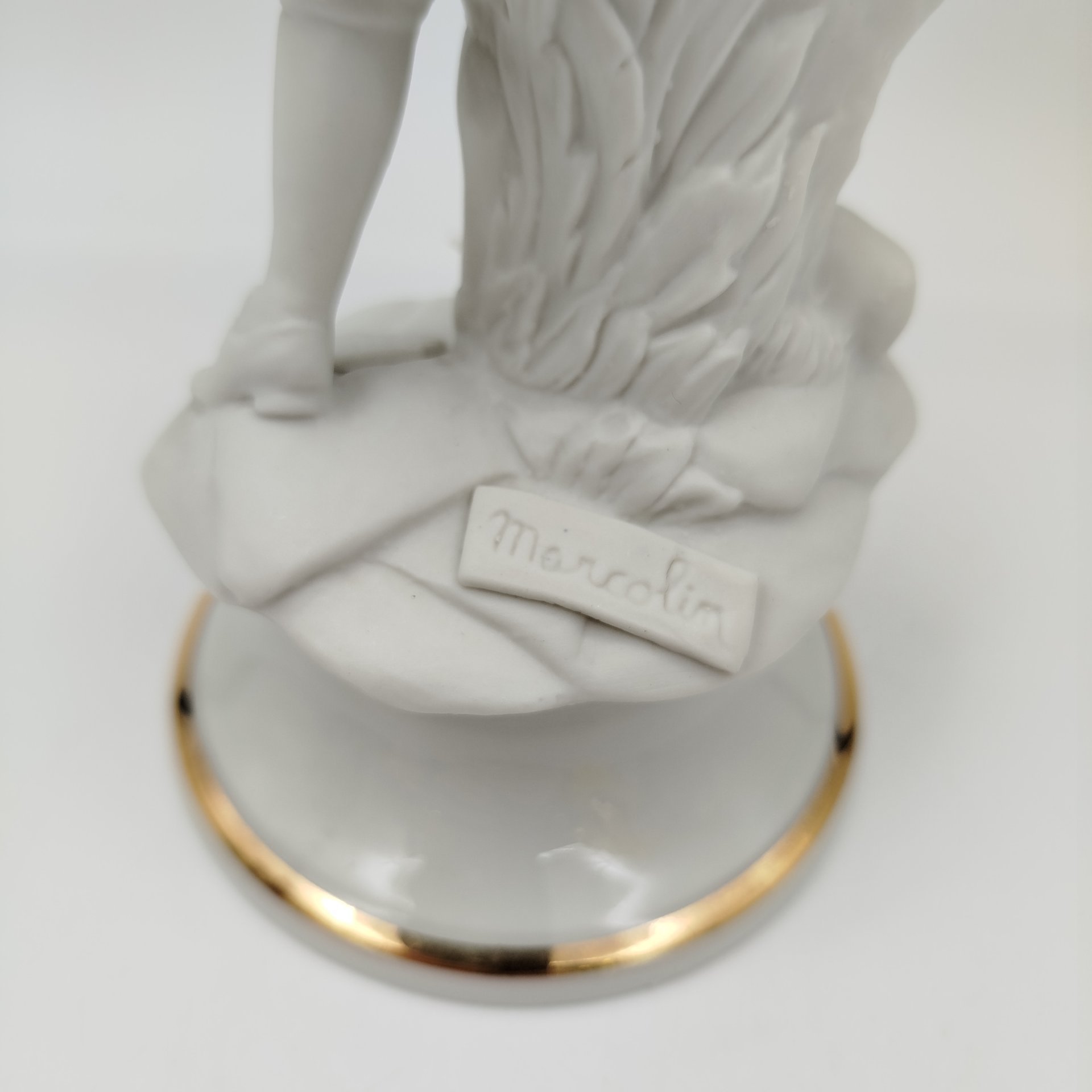 Статуэтка "Юный кавалер с букетом цветов", бисквит, золочение, Capodimonte (Каподимонте), Италия, 1970-1990 гг.