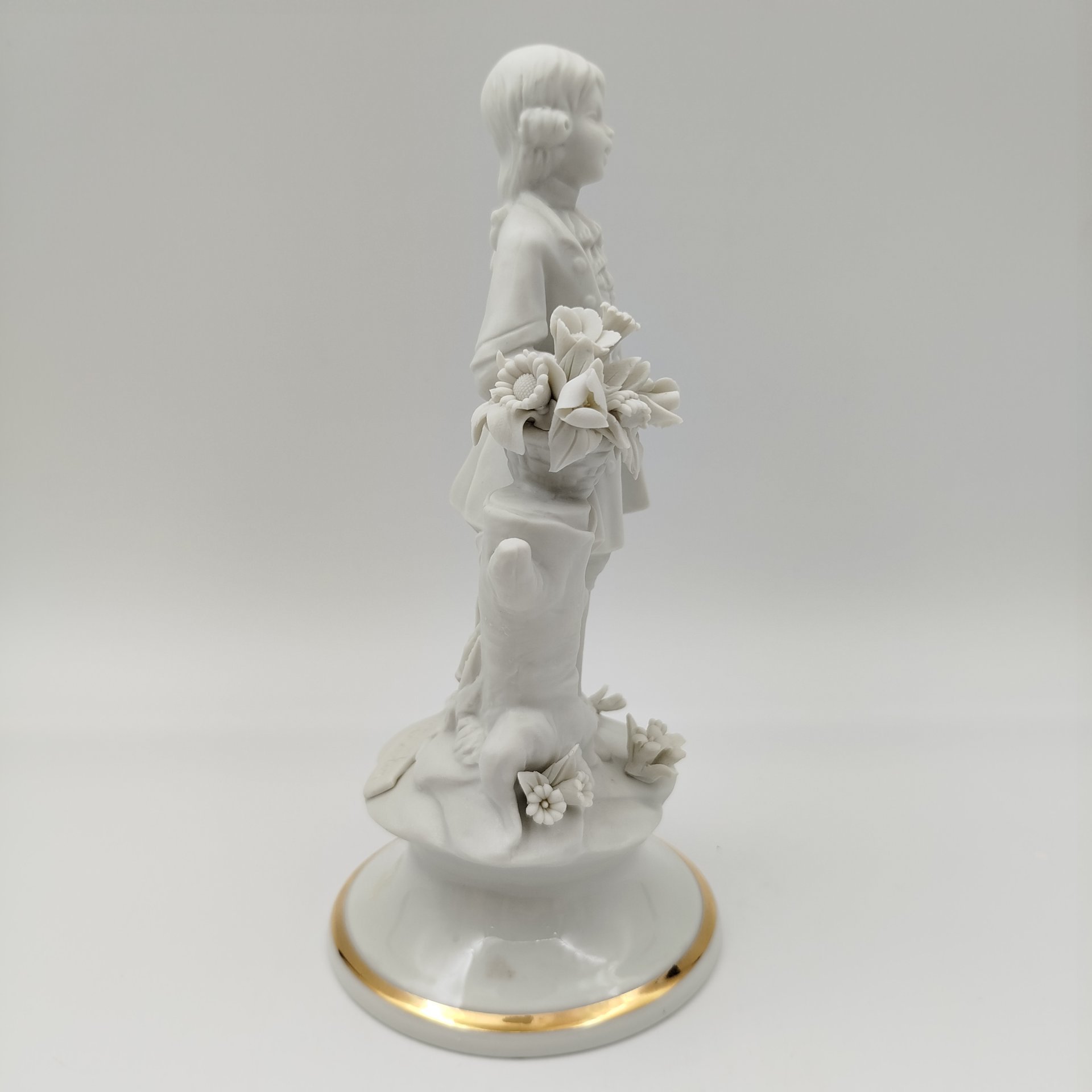Статуэтка "Юный кавалер с букетом цветов", бисквит, золочение, Capodimonte (Каподимонте), Италия, 1970-1990 гг.