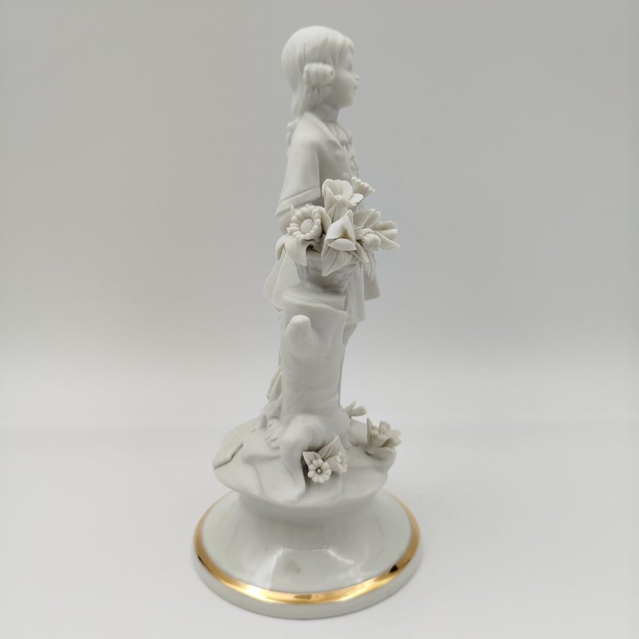 Статуэтка "Юный кавалер с букетом цветов", бисквит, золочение, Capodimonte (Каподимонте), Италия, 1970-1990 гг.