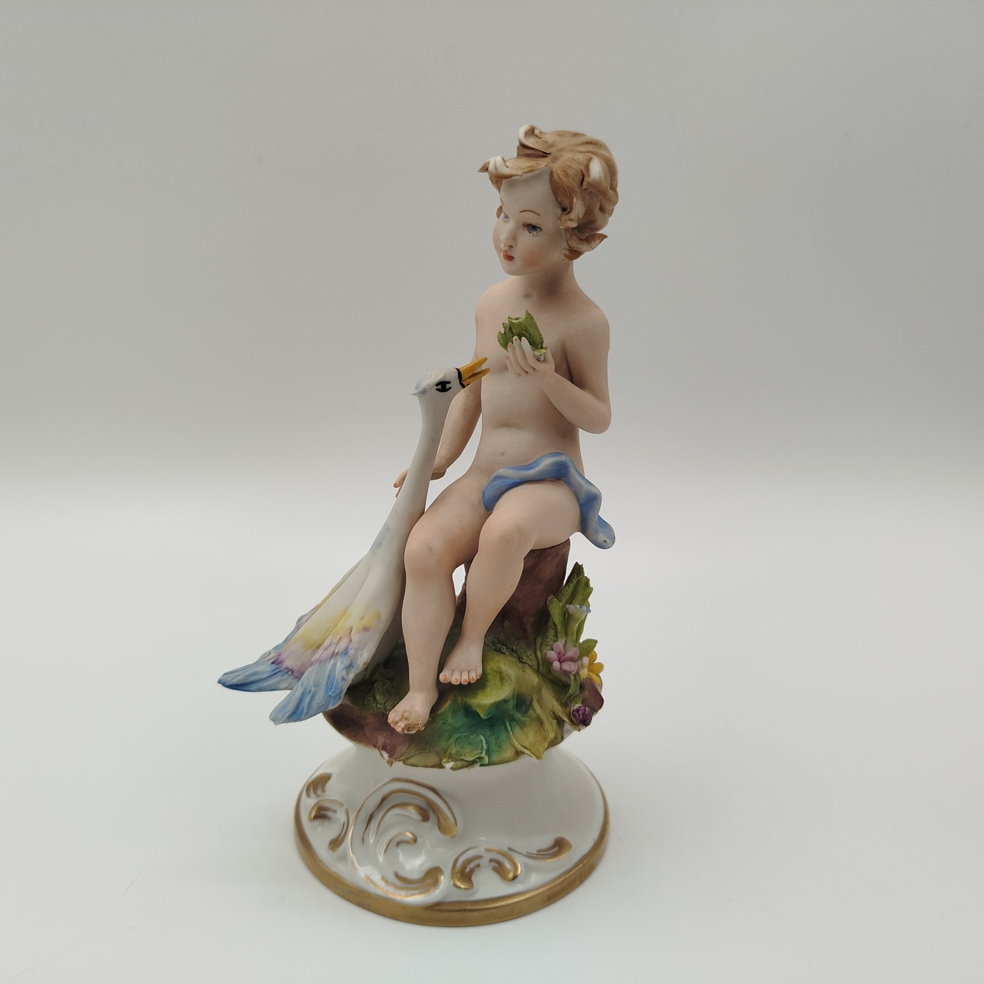Статуэтка на постаменте "Мальчик с гусем", Capodimonte (Каподимонте)