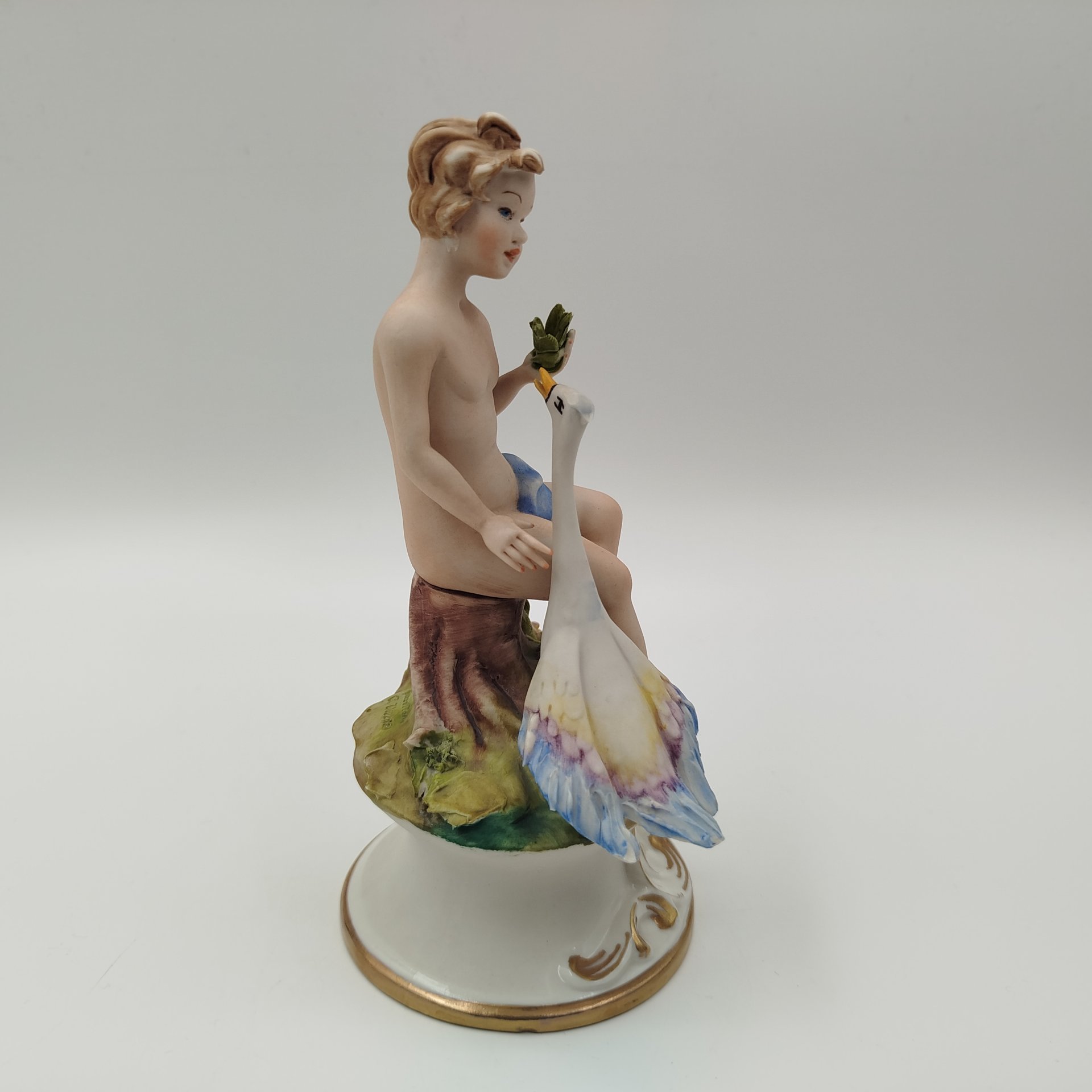 Статуэтка на постаменте "Мальчик с гусем", Capodimonte (Каподимонте)