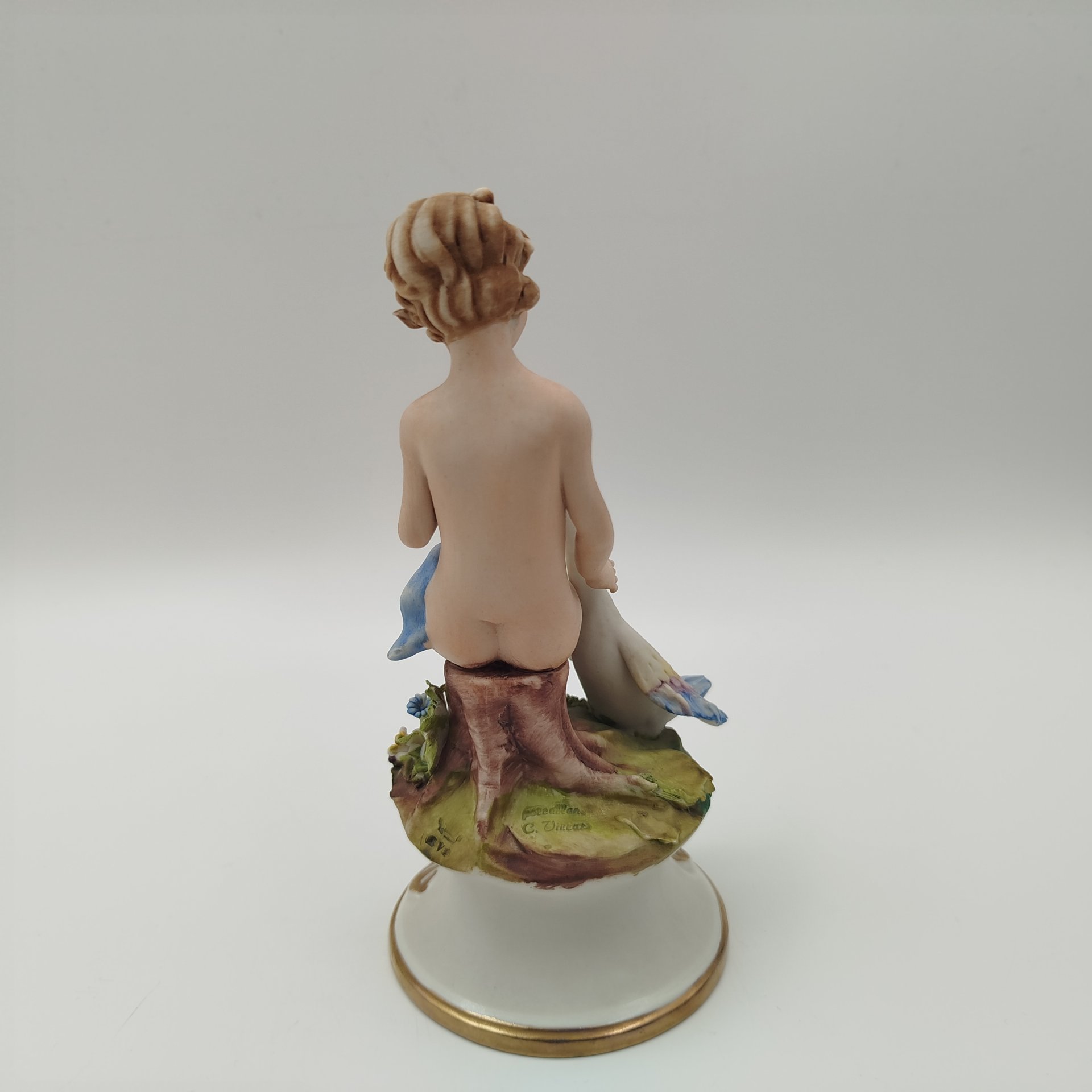 Статуэтка на постаменте "Мальчик с гусем", Capodimonte (Каподимонте)