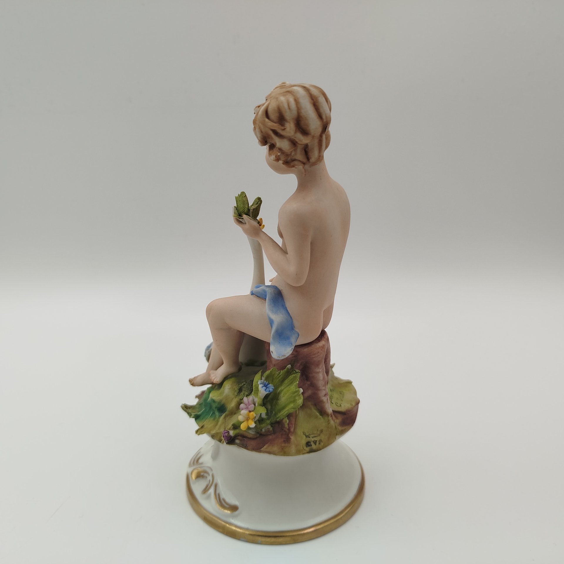 Статуэтка на постаменте "Мальчик с гусем", Capodimonte (Каподимонте)