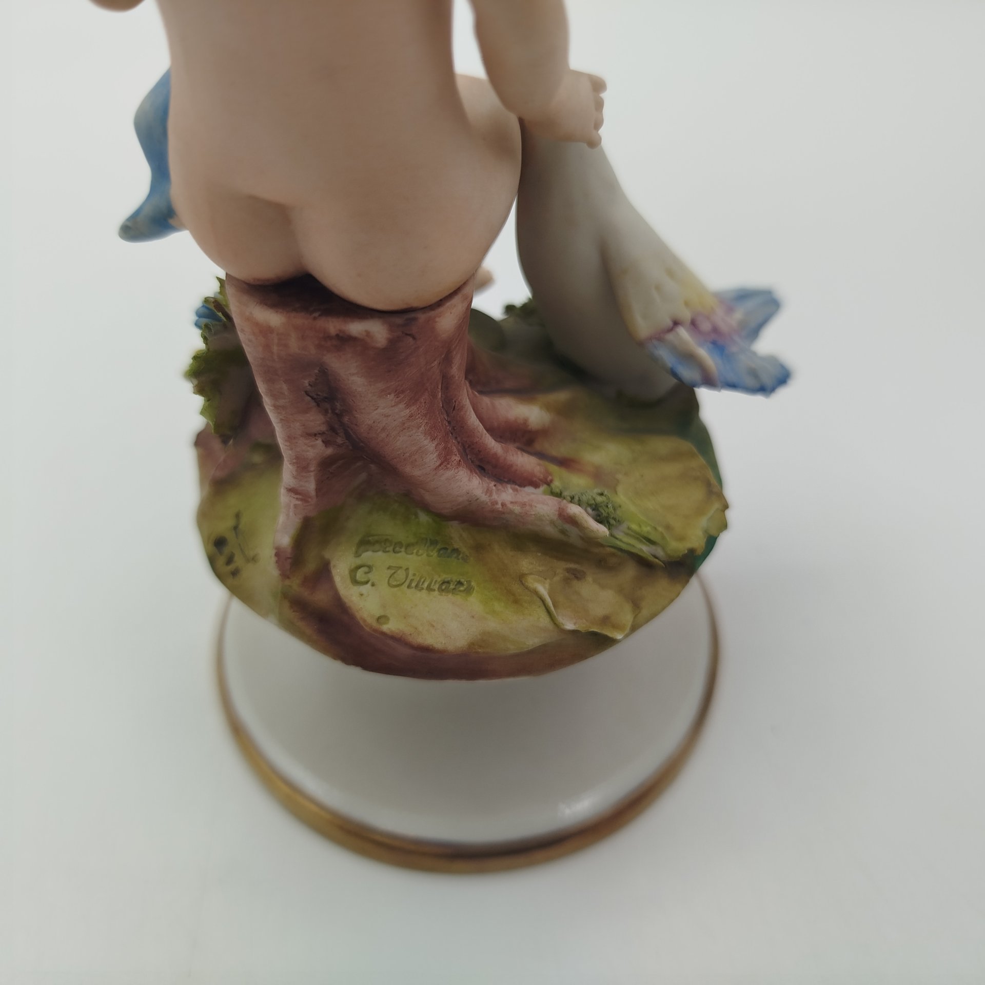 Статуэтка на постаменте "Мальчик с гусем", Capodimonte (Каподимонте)