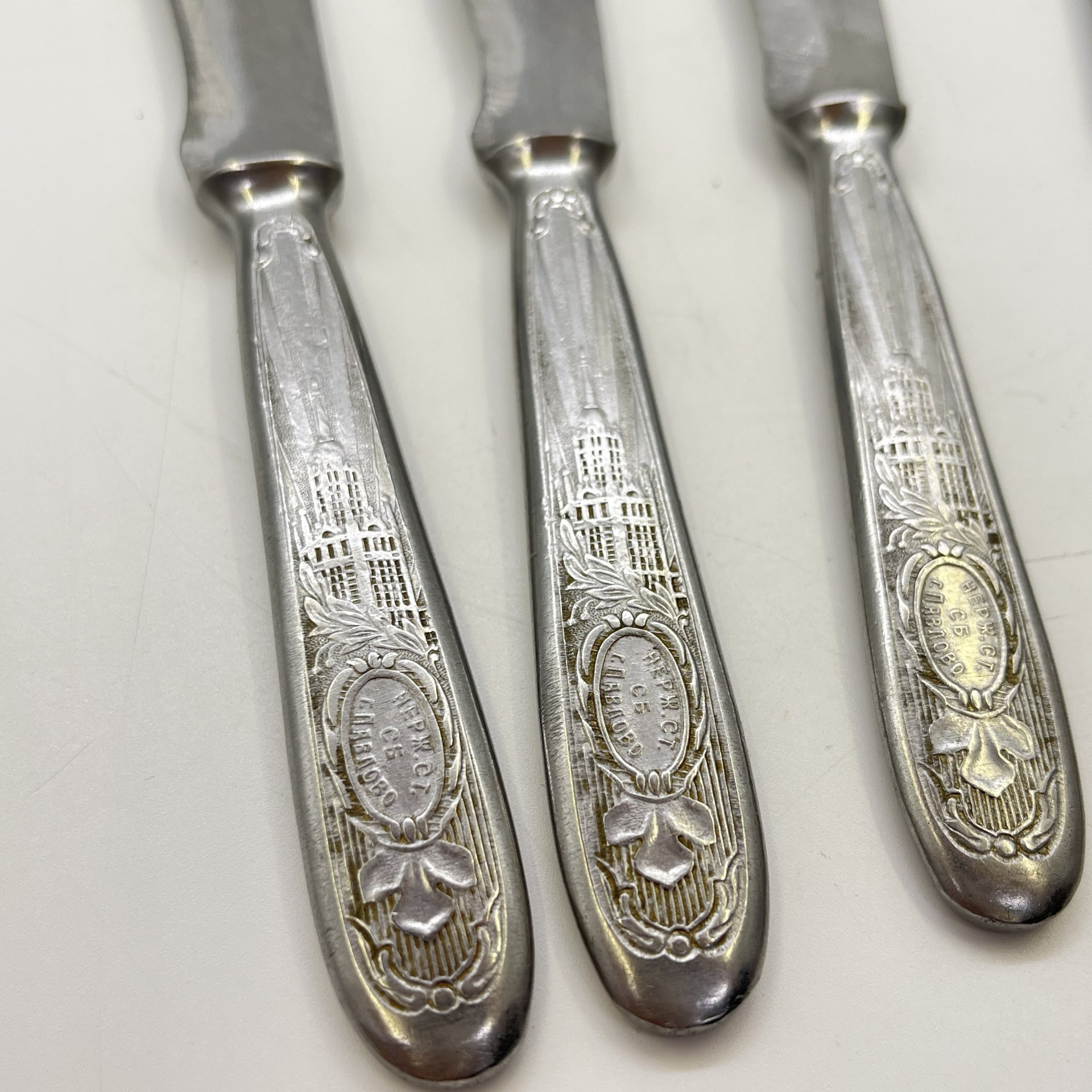 Набор из 5 столовых ножей с фигурным изображением на ручке (подбор), сталь, Павловский завод художественных металлоизделий им. С.М. Кирова, СССР, 1960-1980 гг.