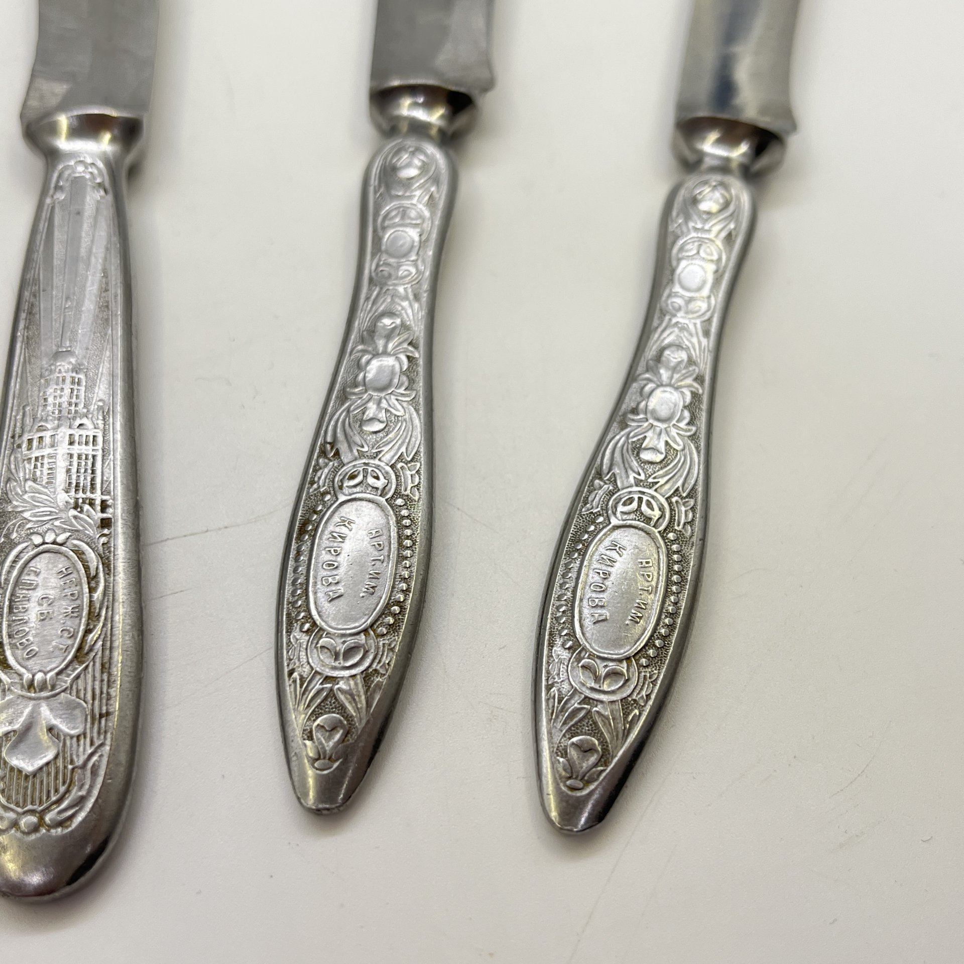 Набор из 5 столовых ножей с фигурным изображением на ручке (подбор), сталь, Павловский завод художественных металлоизделий им. С.М. Кирова, СССР, 1960-1980 гг.