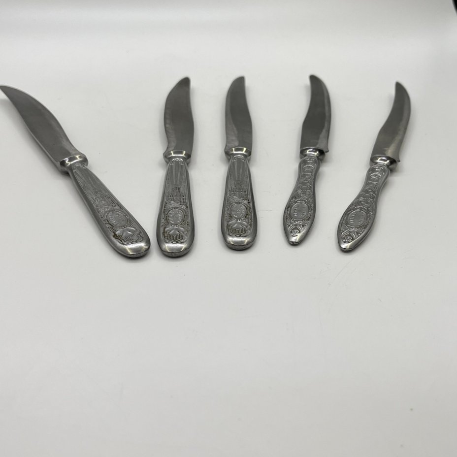 Набор из 5 столовых ножей с фигурным изображением на ручке (подбор), сталь, Павловский завод художественных металлоизделий им. С.М. Кирова, СССР, 1960-1980 гг.