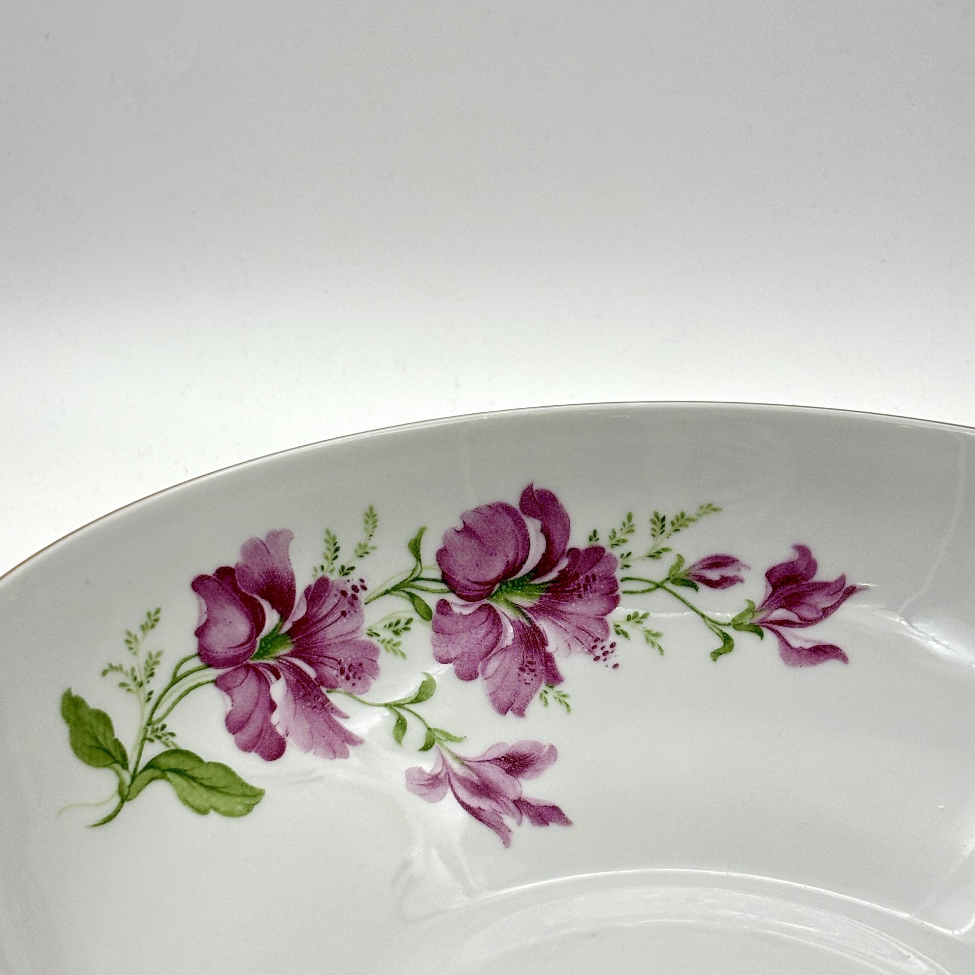 Салатник, украшенный цветочным декором, фарфор, деколь, золочение, Freiberger Porzellan, ГДР, 1970-1995 гг.