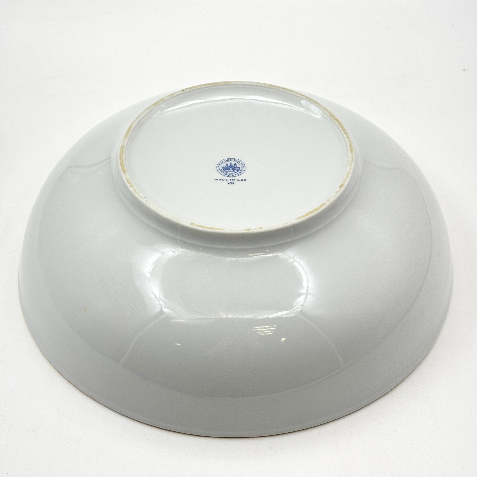 Салатник, украшенный цветочным декором, фарфор, деколь, золочение, Freiberger Porzellan, ГДР, 1970-1995 гг.