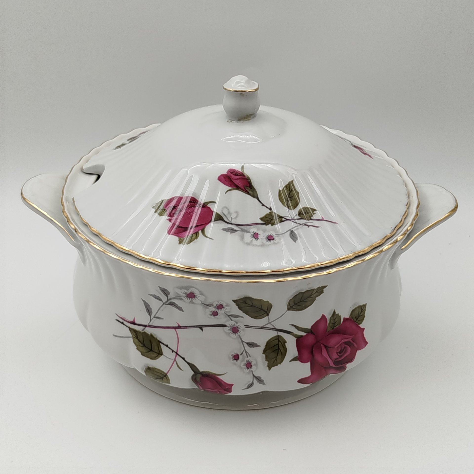 Супница, украшенная изображением розы, фарфор, деколь, золочение, Chodziez, Польша, 1964-1980 гг.