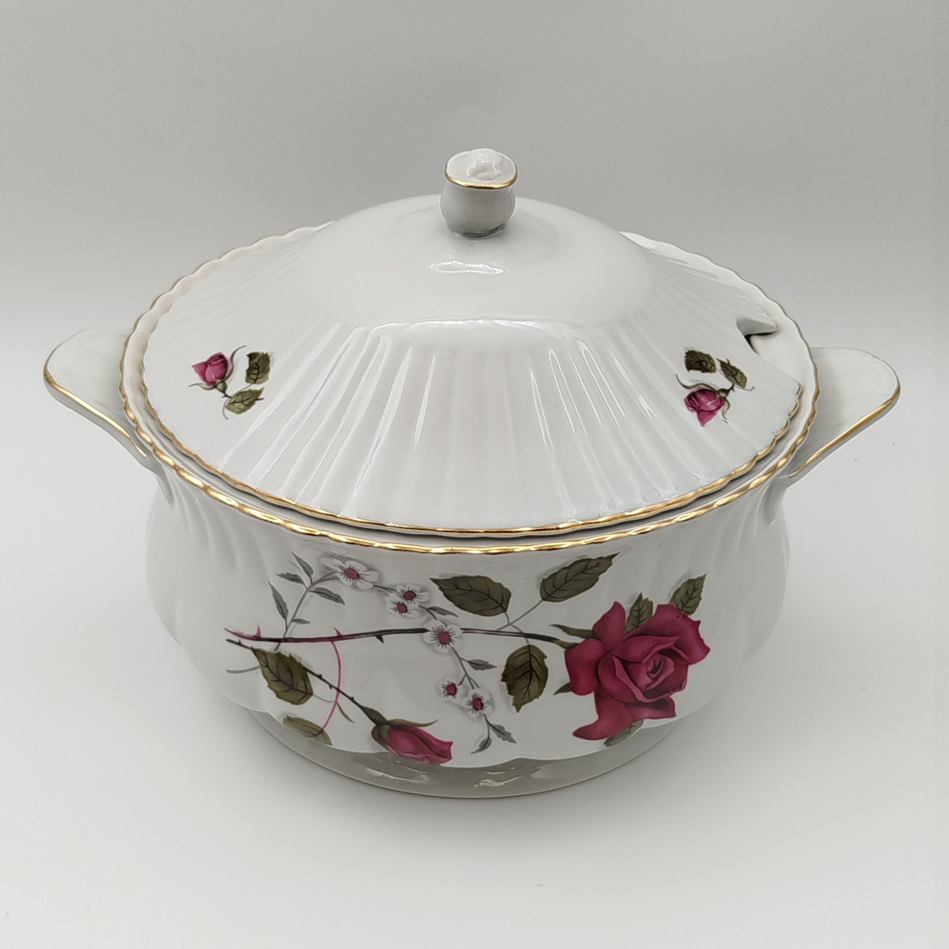 Супница, украшенная изображением розы, фарфор, деколь, золочение, Chodziez, Польша, 1964-1980 гг.