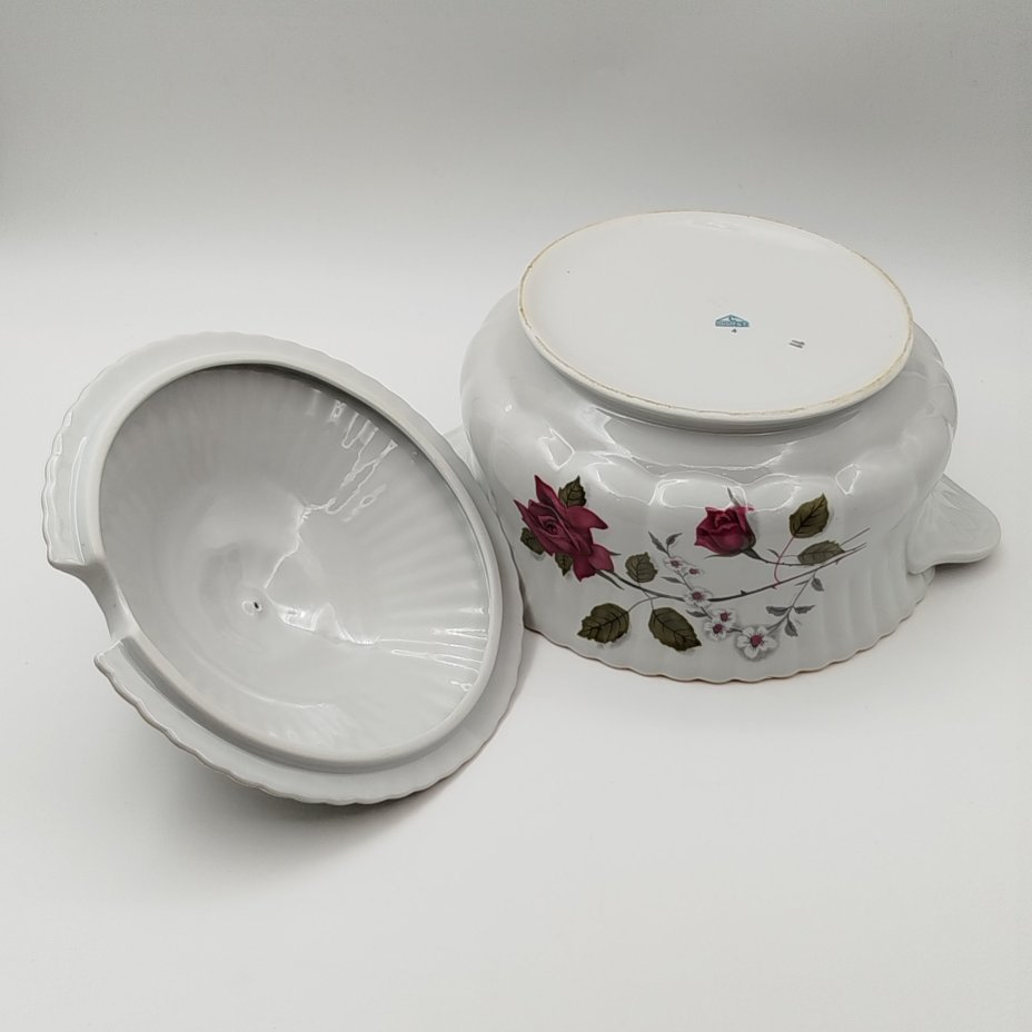 Супница, украшенная изображением розы