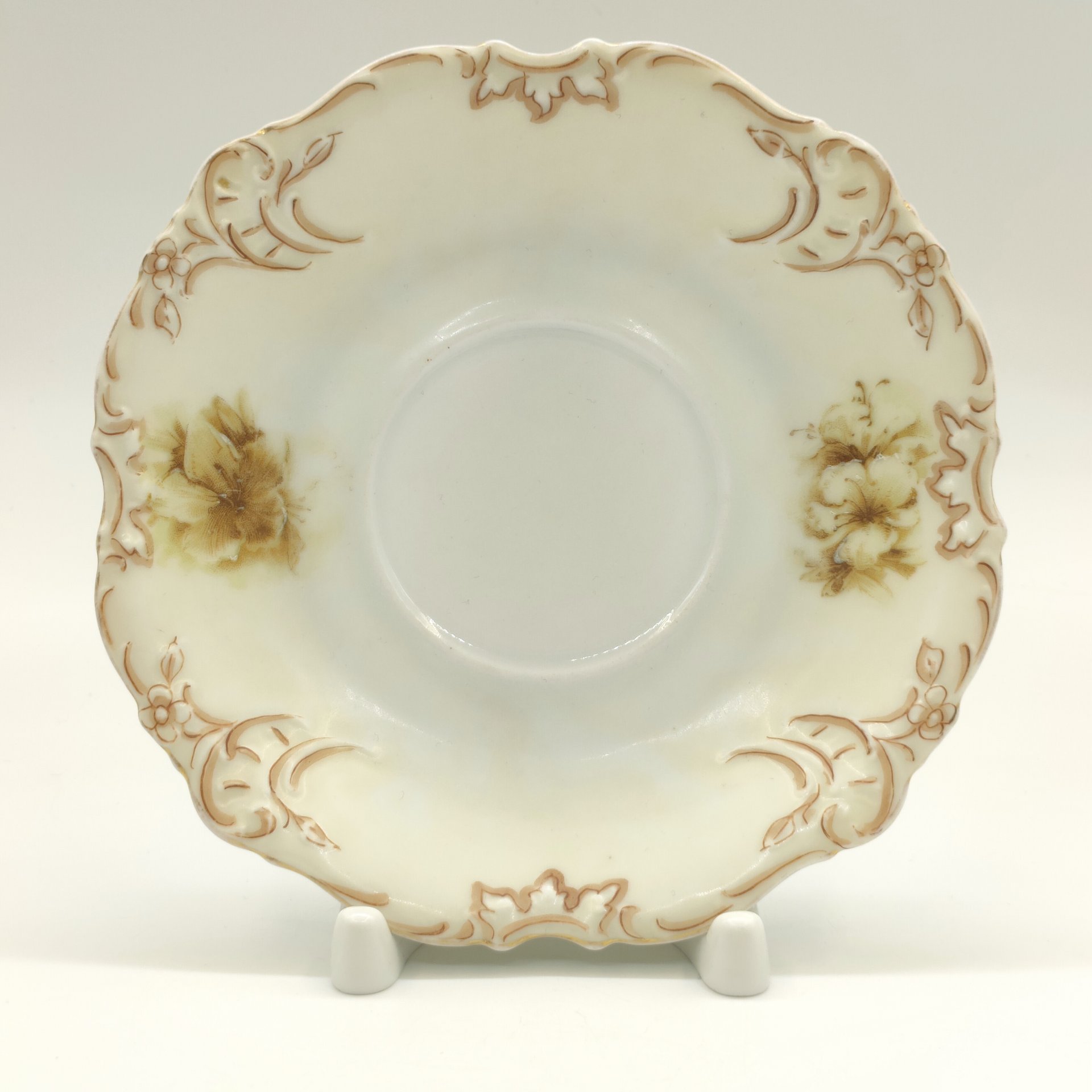 Блюдце с цветочным рельефным декором, Old Ivory, фарфор, деколь с подрисовкой, Hermann Ohme, Германия, 1883-1930 гг., Hermann Ohme