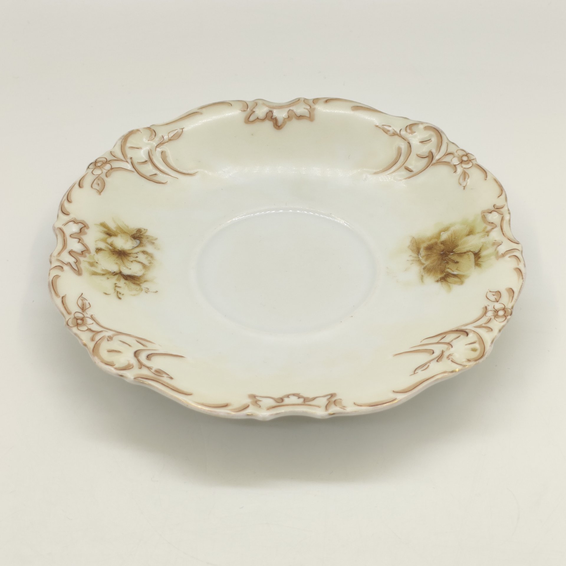 Блюдце с цветочным рельефным декором, Old Ivory, фарфор, деколь с подрисовкой, Hermann Ohme, Германия, 1883-1930 гг., Hermann Ohme