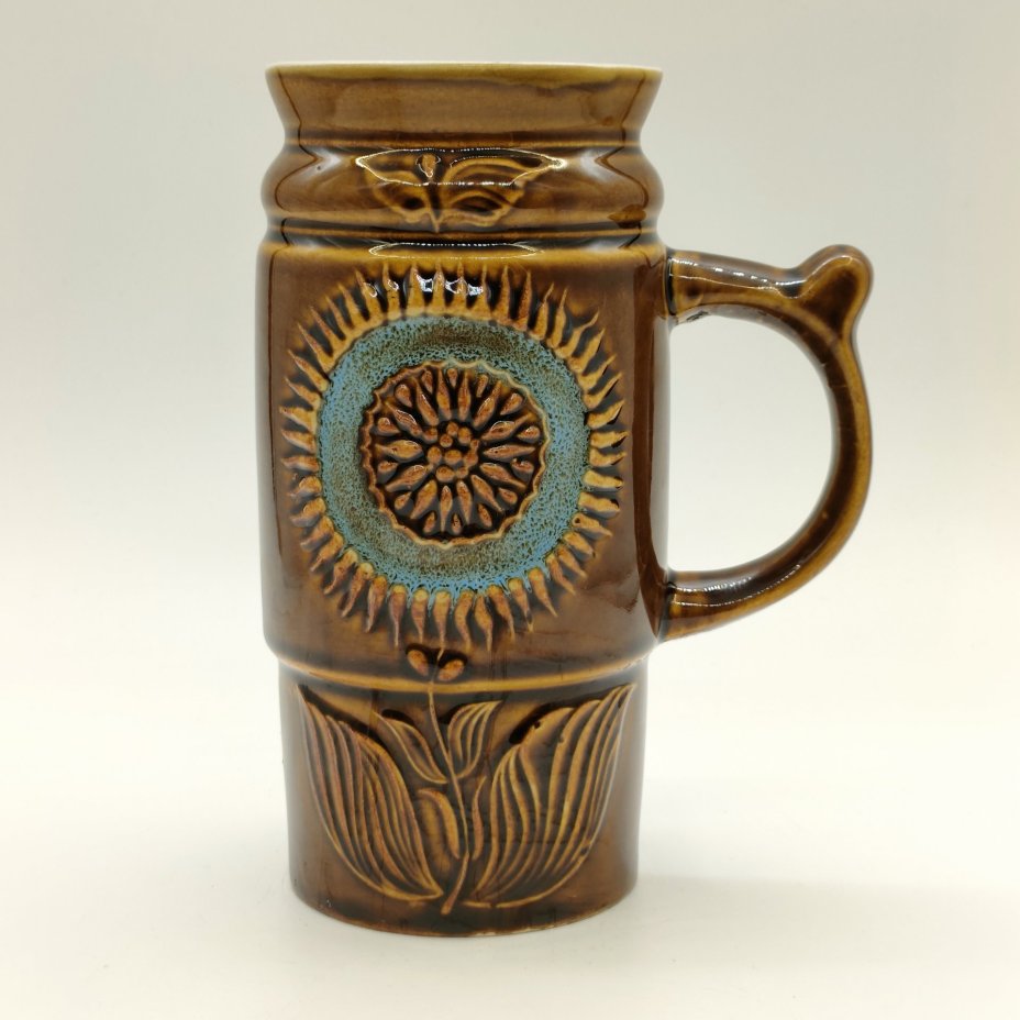 Кружка пивная с рельефным цветочным декором, керамика, цветные поливы, Московский завод «Изолятор», СССР, 1970-1990 гг.