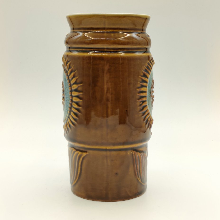 Кружка пивная с рельефным цветочным декором, керамика, цветные поливы, Московский завод «Изолятор», СССР, 1970-1990 гг.