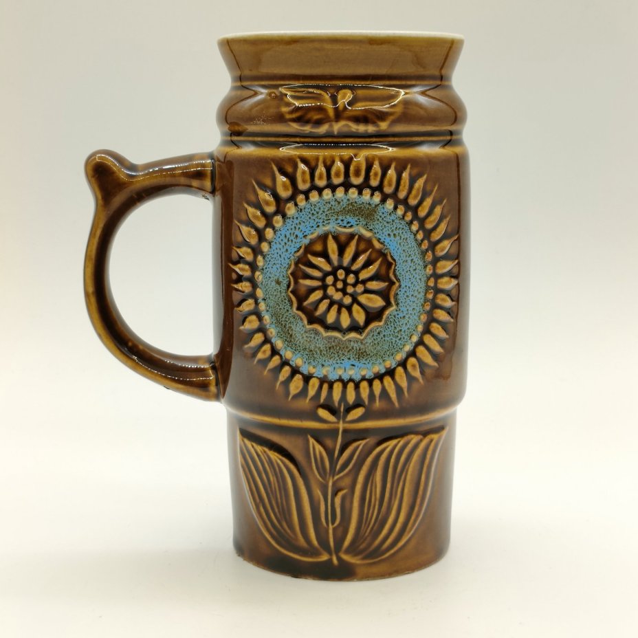 Кружка пивная с рельефным цветочным декором, керамика, цветные поливы, Московский завод «Изолятор», СССР, 1970-1990 гг.