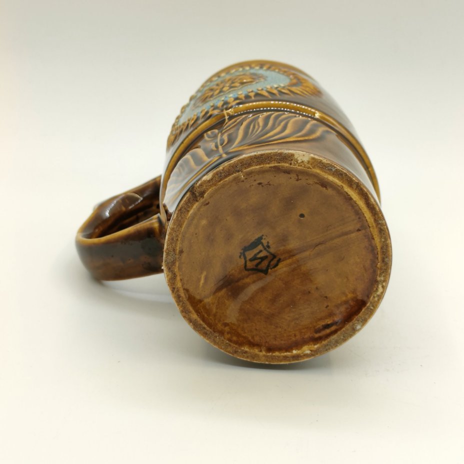 Кружка пивная с рельефным цветочным декором, керамика, цветные поливы, Московский завод «Изолятор», СССР, 1970-1990 гг.