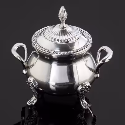 Сахарница округлой формы, установленная на фигурные ножки